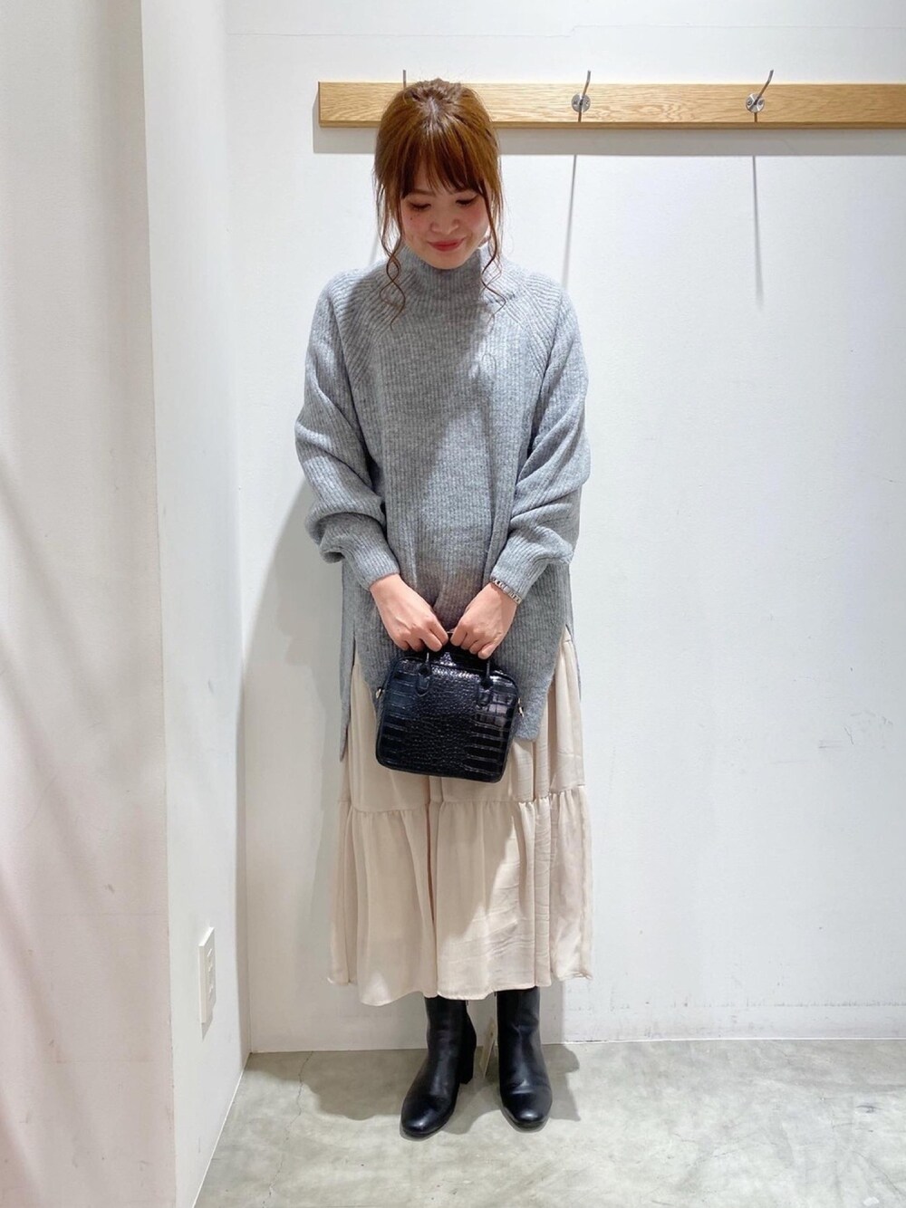 「モノトーン、earth music&ecology、大人コーデ、大人ガーリー、ニットコーデ、ふわふわ、ティアードスカート、シンプルコーデ、今日のコーデ」｜「earth music&ecologyのふわふわニットチュニック　＊（ニット/セーター、グレー系）」を使った、マナさん（レディース・161cm）の冬コーディネートの1枚目の写真