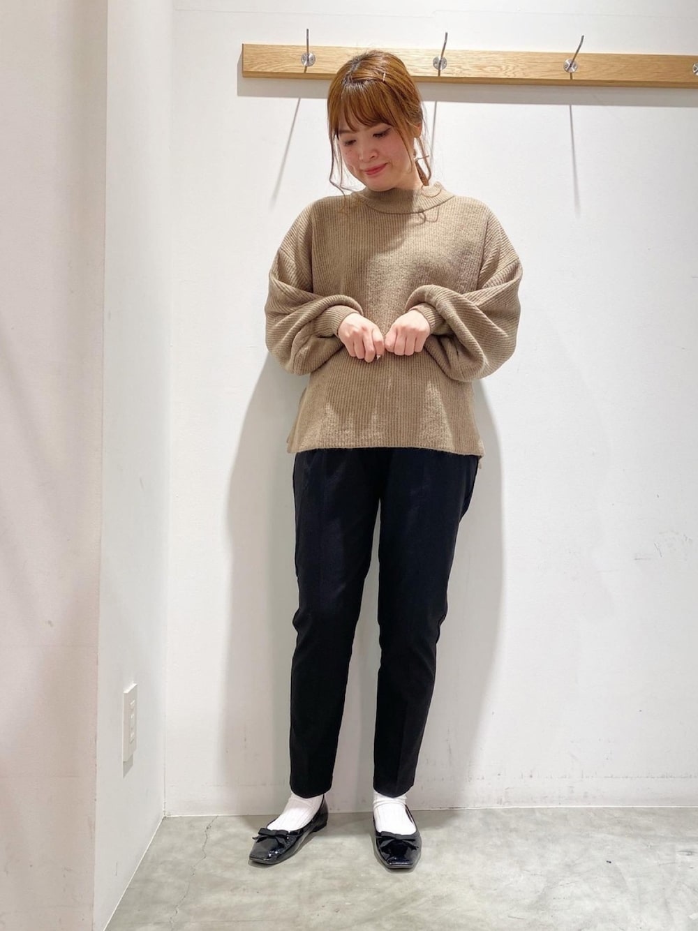 「earth music&ecology、アースミュージック＆エコロジー、大人コーデ、私の推しブランド、ニット、ベージュ、テーパードパンツ、ボリューム袖、春、春コーデ」｜「earth music&ecologyのマルチWAYリボン畦ニットプルオーバー　＊（ニット/セーター、ブラウン系）」を使った、マナさん（レディース・161cm）の冬コーディネートの1枚目の写真