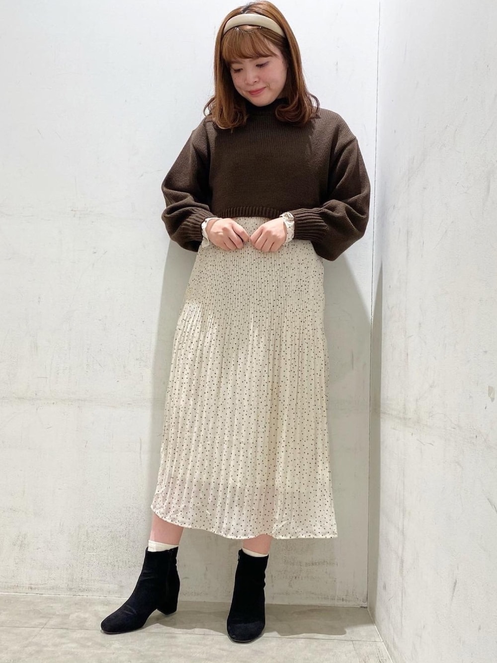 「earth music&ecology、アースミュージック＆エコロジー、春コーデ、ワンピース、レイヤードスタイル、ショートニット、ショート丈トップス、キレイめ、私の推しブランド、ボリューム袖」｜「earth music&ecologyのバックリボンショートニットプルオーバー　＊（ニット/セーター、ブラウン系）」を使った、マナさん（レディース・161cm）の冬コーディネートの1枚目の写真