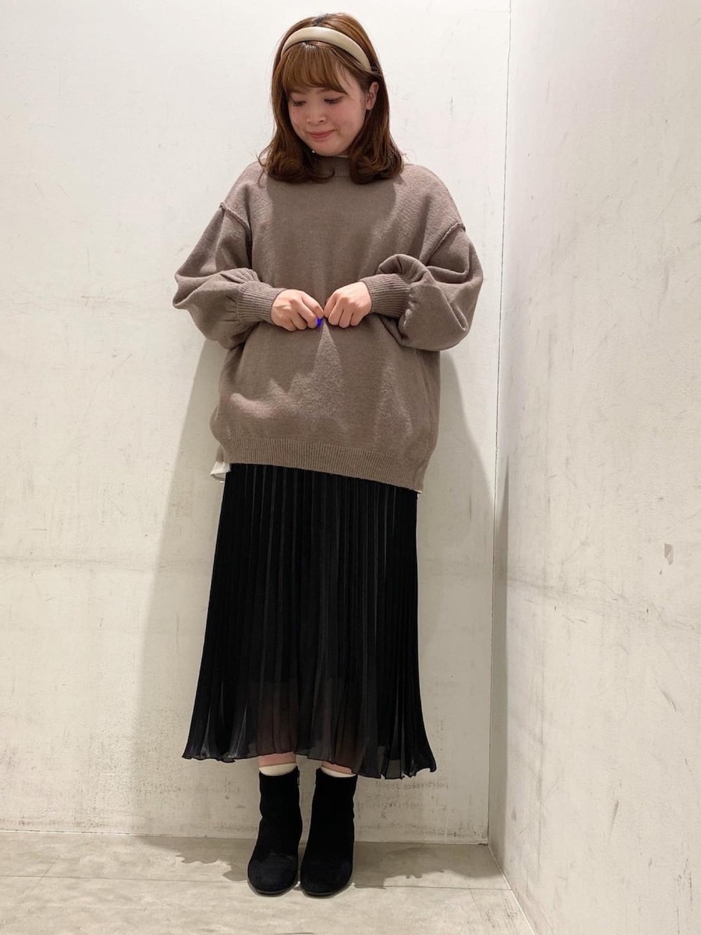「earth music&ecology、アースミュージック＆エコロジー、春コーデ、キレイめ、プリーツスカート、ニット、オトナ女子、２ＷＡＹ、今買って春まで着られる」｜「earth music&ecologyの2WAYリボンニットチュニック　＊（ニット/セーター、ブラウン系）」を使った、マナさん（レディース・161cm）の冬コーディネートの1枚目の写真