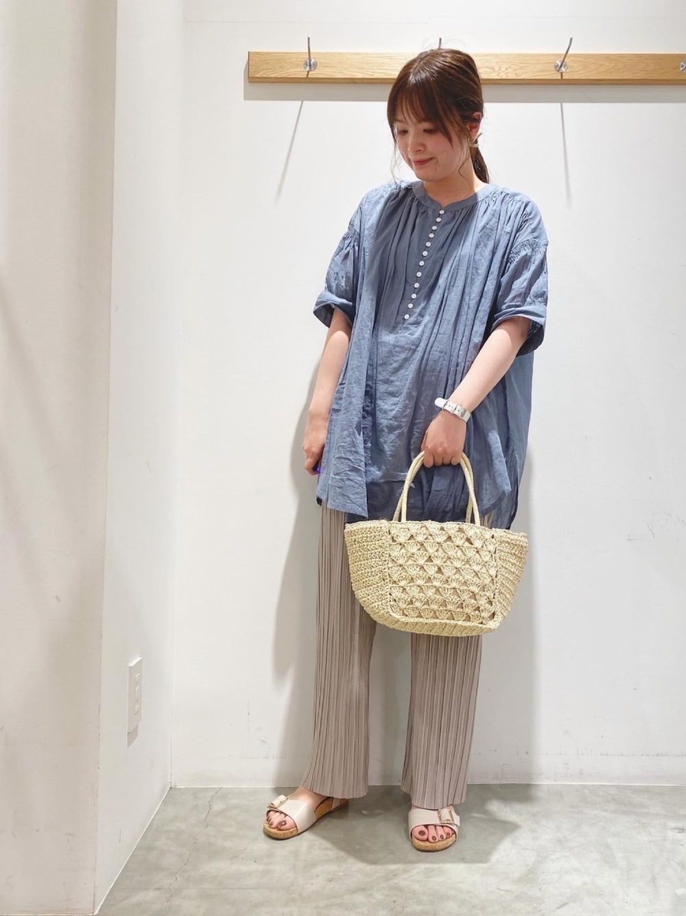 「シンプルスタイル、春夏コーデ、プチプラコーデ、earth music&ecology、プリーツパンツ、ブラウス、インド綿、チュニック、今日のコーデ」｜「earth music&ecologyのすきな丈プリーツパンツ ＊（その他パンツ、ベージュ系）」を使った、マナさん（レディース・161cm）の春コーディネートの1枚目の写真