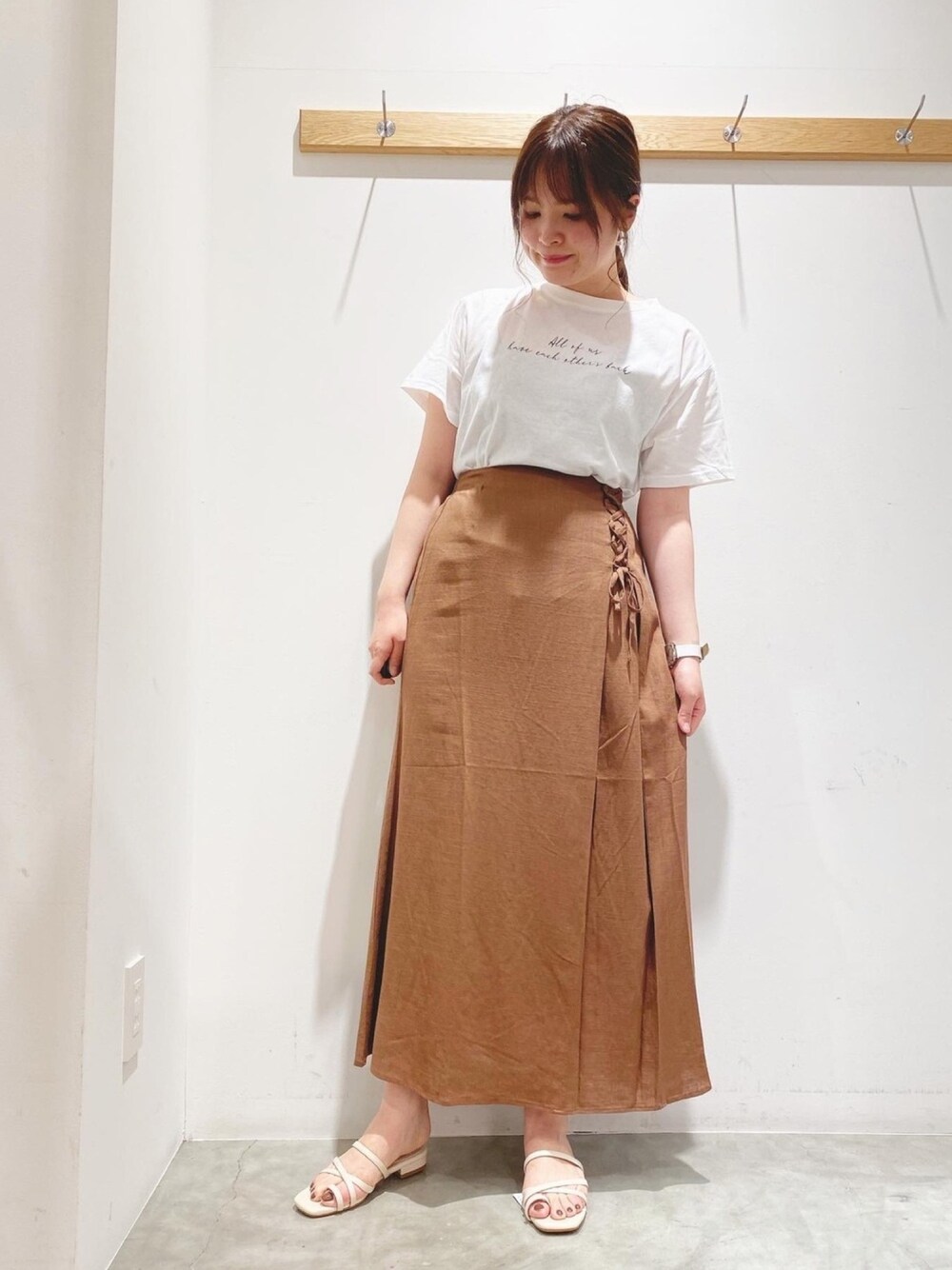 「大人女子、シンプル、Tシャツ、ロゴT、夏コーデ、プチプラ、earth music&ecology、ナチュラル、大人ガーリー、ナチュラルガーリー」｜「earth music&ecologyのレースアップマーメイドスカート（スカート、ブラウン系）」を使った、マナさん（レディース・161cm）の春コーディネートの1枚目の写真