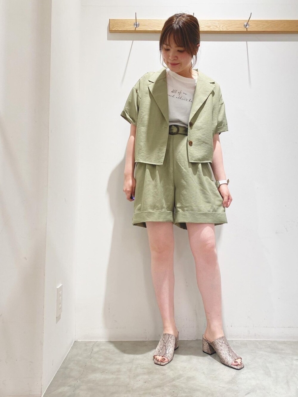 「earth music&ecology、セットアップ、ミントグリーン、ショートパンツ、ジャケット、夏コーデ、プチプラ、ラクチンコーデ、トレンド、Tシャツ」｜「earth music&ecologyの開襟ショートシャツジャケット（トップス、グリーン系）」を使った、マナさん（レディース・161cm）の春コーディネートの1枚目の写真