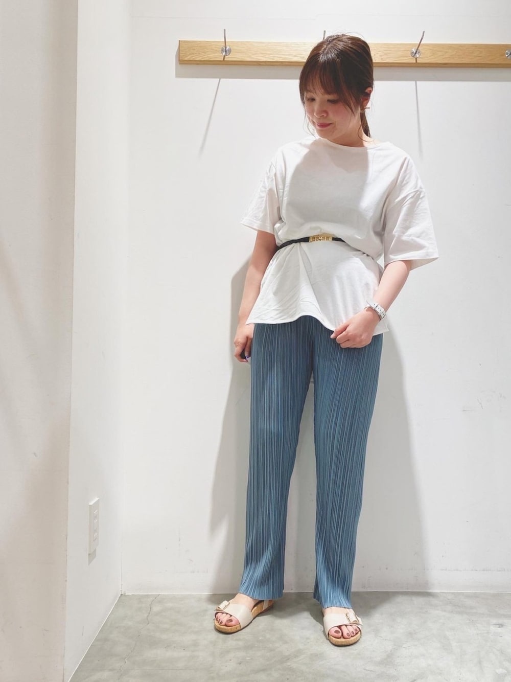 「earth music&ecology、シンプルコーデ、カラーパンツ、プリーツパンツ、今日のコーデ、白Tシャツ、おしゃれさんと繋がりたい、ゆるコーデ、グリーン」｜「earth music&ecologyの吸水速乾裾ラウンドチュニック（トップス、ホワイト系）」を使った、マナさん（レディース・161cm）の春コーディネートの1枚目の写真