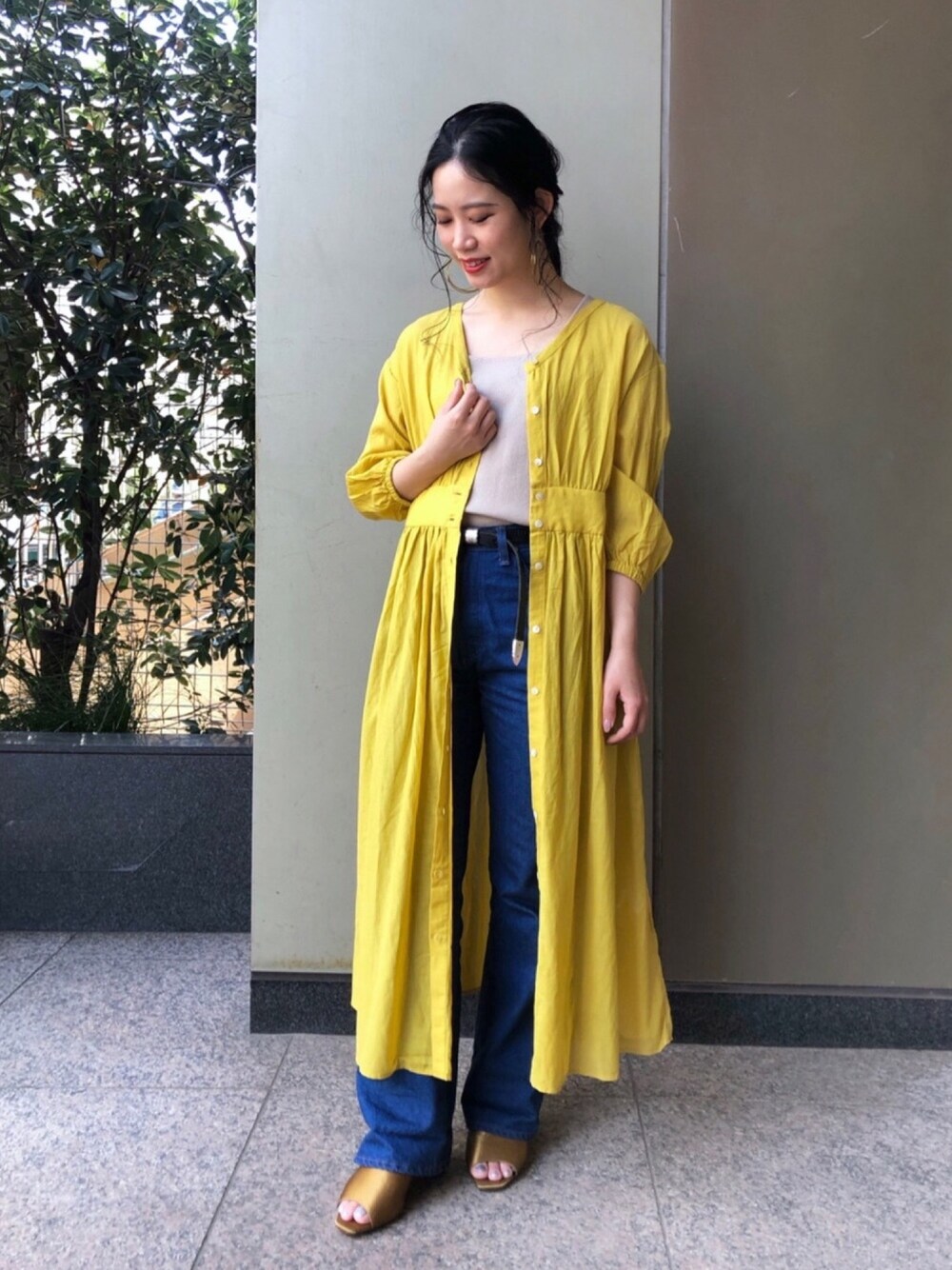 「イエロー、BCSTOCK、ootd、おしゃれさんと繋がりたい、オトナカジュアル、カジュアルコーデ、ワンピース、デニムコーデ、プチプラ、低身長」｜「Wranglerのアイテム（デニムパンツ、ブルー系）」を使った、asakoさん（レディース・153cm）の春コーディネートの1枚目の写真