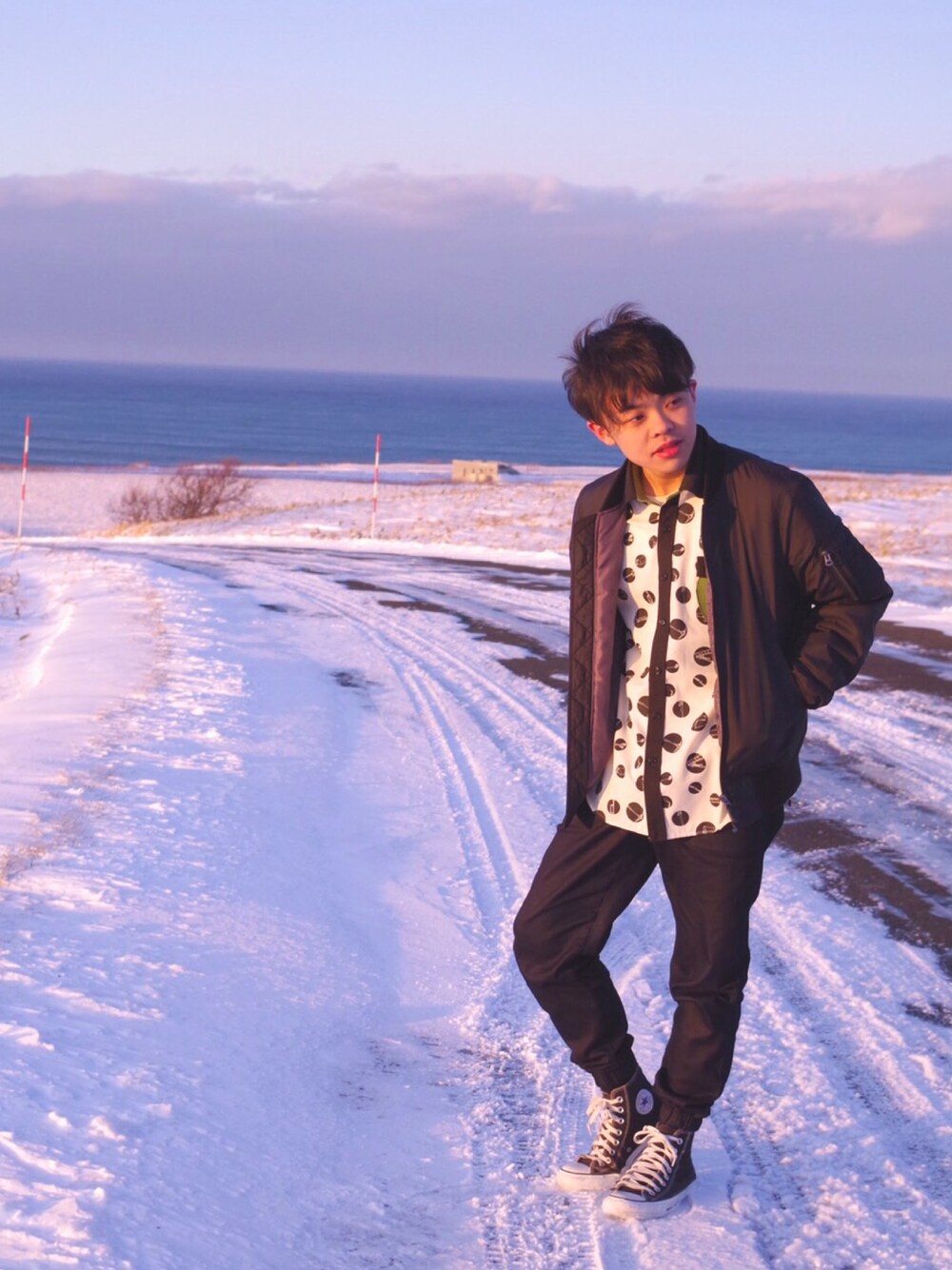 ブラック系のブルゾン、グリーン系のシャツ/ブラウス、ブルー系のその他パンツを着用したメンズの冬コーディネートの1枚目の写真