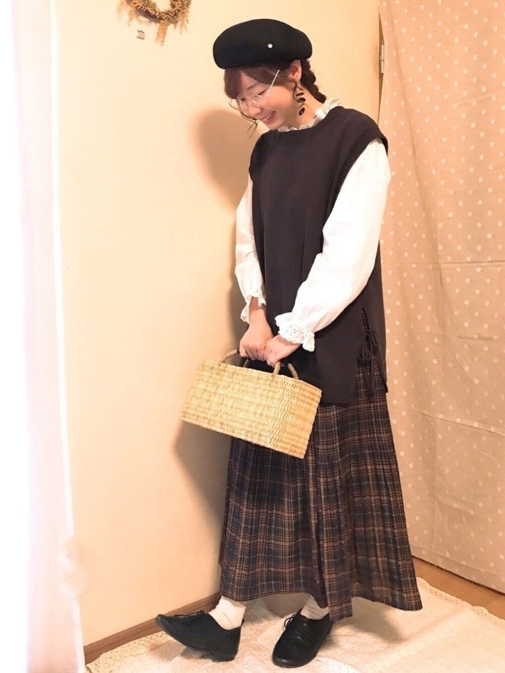 「Samansa Mos2、Samansa Mos2 blue、サマンサ モスモス(Samansa Mos2)、おうちファッション、ベスト、部屋撮り、ベレー帽、プリーツスカート、ゆるコーデ、はるコーデ」｜「Samansa Mos2のニットベスト＋袖口レースブラウスSET（ニット/セーター、グレー系）」を使った、なかお⚘さん（レディース・165cm）の春コーディネートの1枚目の写真
