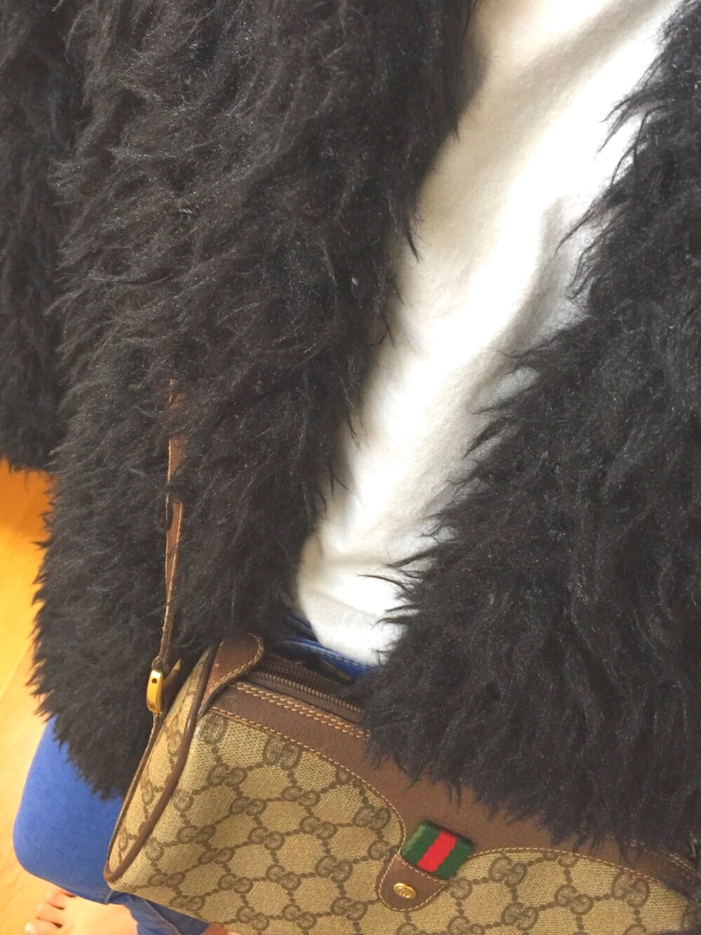 「moussy、ZARA、GUCCI、切りっぱなしデニム、モコモコアウター、ショルダーバッグ、ビームス」｜「GUCCIのアイテム（ショルダーバッグ、ベージュ系）」を使った、すずさん（レディース・153cm）の春コーディネートの1枚目の写真