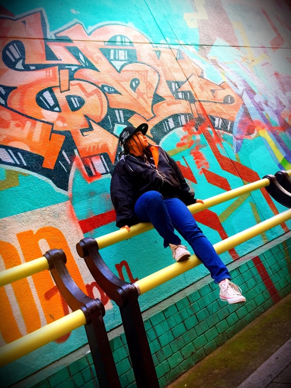 「ストリート服が好き、おしゃれさんと繋がりたい、派手、Reggae、sisterensound、るーちゃん、アメ村、スキニーデニム、オリジナル」｜「CONVERSEのアイテム（スニーカー、ホワイト系）」を使った、RU-CHANさん（レディース・155cm）の秋コーディネートの1枚目の写真