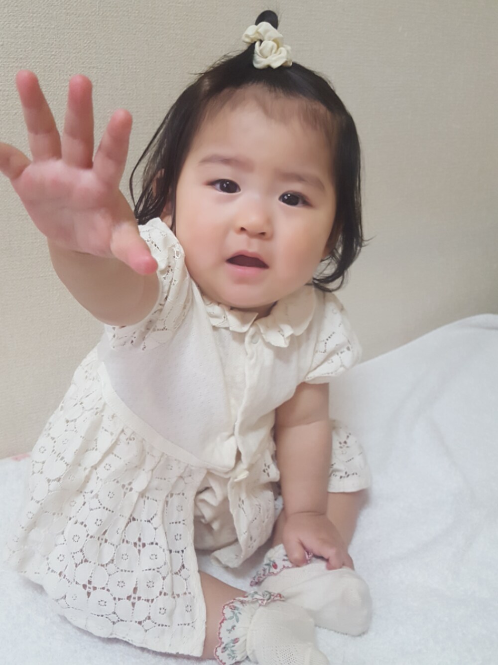 ベージュ系のオールインワン・サロペット、ベージュ系のソックス/靴下を着用したキッズの夏コーディネートの1枚目の写真