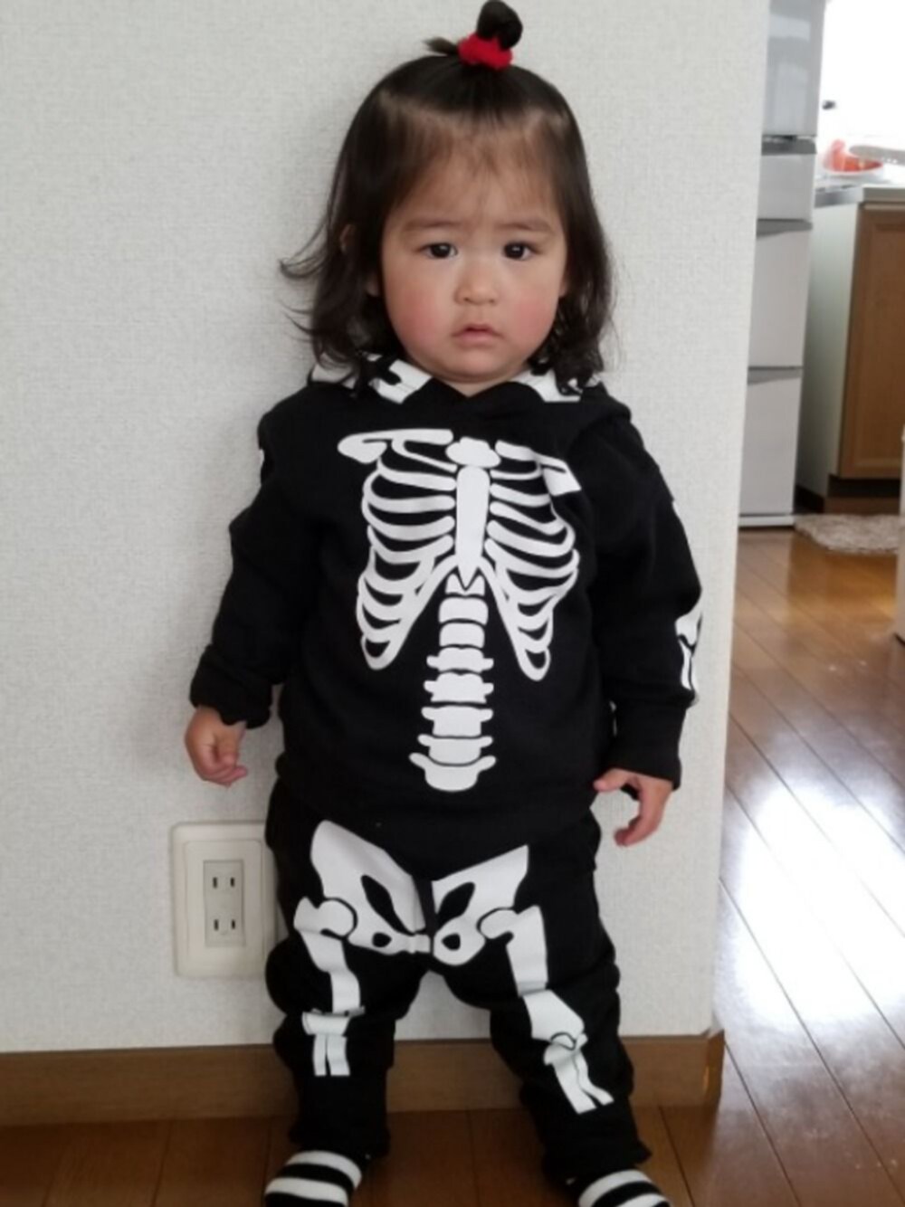 「女の子、あかちゃんコーデ、キッズコーデ、セットアップ、ジャージ、ドクロ、ハロウィン、ブラック、1歳、1歳3ヶ月」｜「H&Mのアイテム（ジャージ、ブラック系）」を使った、kaoridolさん（キッズ・80cm）の冬コーディネートの1枚目の写真