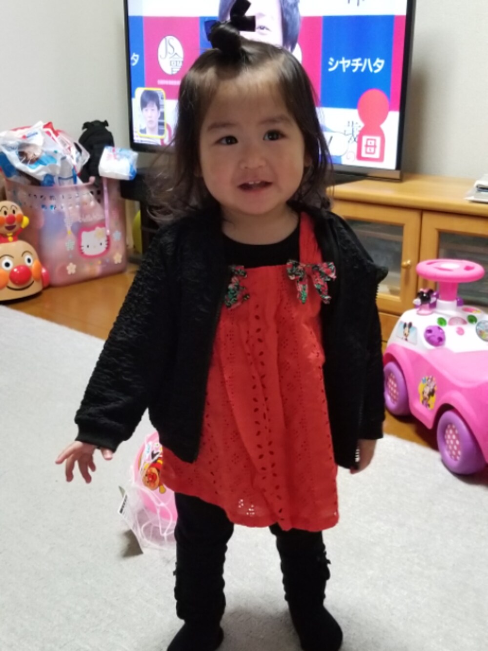 「女の子、1歳、1歳3ヶ月、ジャケット、チュニック、オレンジ、レギンス、ブラック」｜「BeBeのアイテム（レギンス/スパッツ、ブラック系）」を使った、kaoridolさん（キッズ・80cm）の冬コーディネートの1枚目の写真