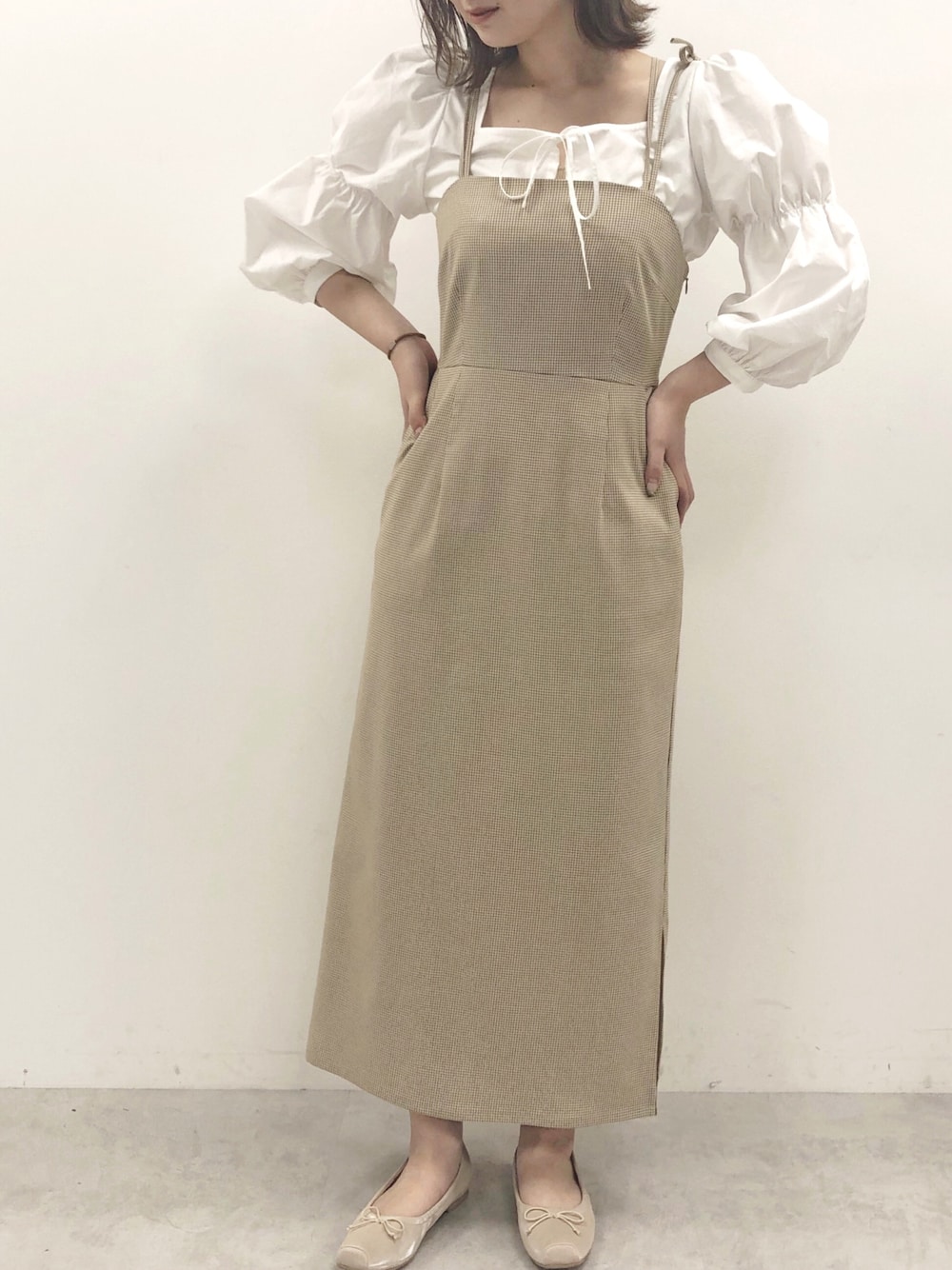 ホワイト系のシャツ/ブラウス、ベージュ系のバレエシューズを着用したレディースの夏コーディネートの1枚目の写真