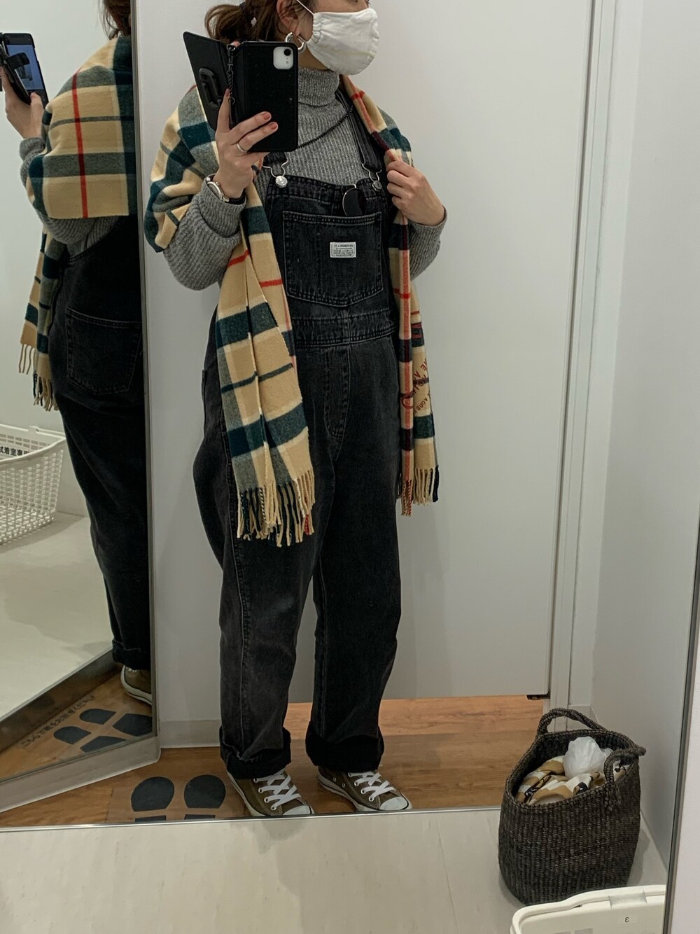 「Levi'sの＜LEVI’S（リーバイス）＞デニムオーバーオール（サロペット/オーバーオール、ブラック系）」を使った、ふたえテープさん（レディース・156cm）の春コーディネートの1枚目の写真