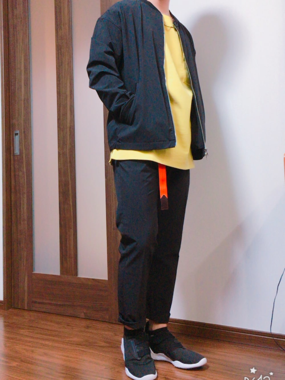 「JOURNAL STANDARDのアイテム（Tシャツ/カットソー、イエロー系）」を使った、Youさん（メンズ・161cm）の春コーディネートの1枚目の写真