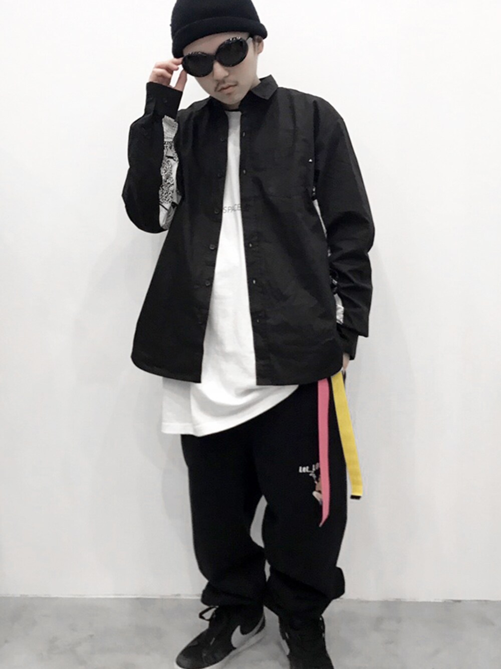 「PARADOX、MUZE、spring、モノトーン、春コーデ、モードストリート、million $ orchestra、THE TEST、ストリートMIX、オトナカジュアル」｜「THE TESTのTHE TEST - GRAPHIC SHIRTS（シャツ/ブラウス、ブラック系）」を使った、PLANNET by H>FRACTALさん（メンズ・170cm）の冬コーディネートの1枚目の写真