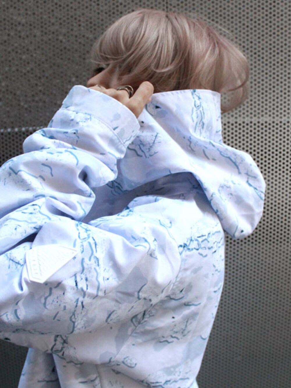「THE TESTの"THE TEST" - MOUNTAIN PARKA(WHITE)（パーカー、ホワイト系）」を使った、PLANNET by H>FRACTALさん（レディース・150cm）の冬コーディネートの1枚目の写真