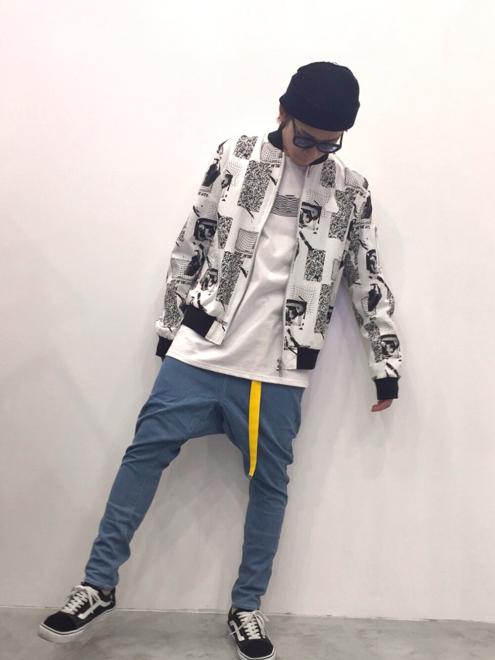 ホワイト系のスタジャン、ホワイト系のTシャツ/カットソー、ブルー系のデニムパンツを着用したメンズの春コーディネートの1枚目の写真