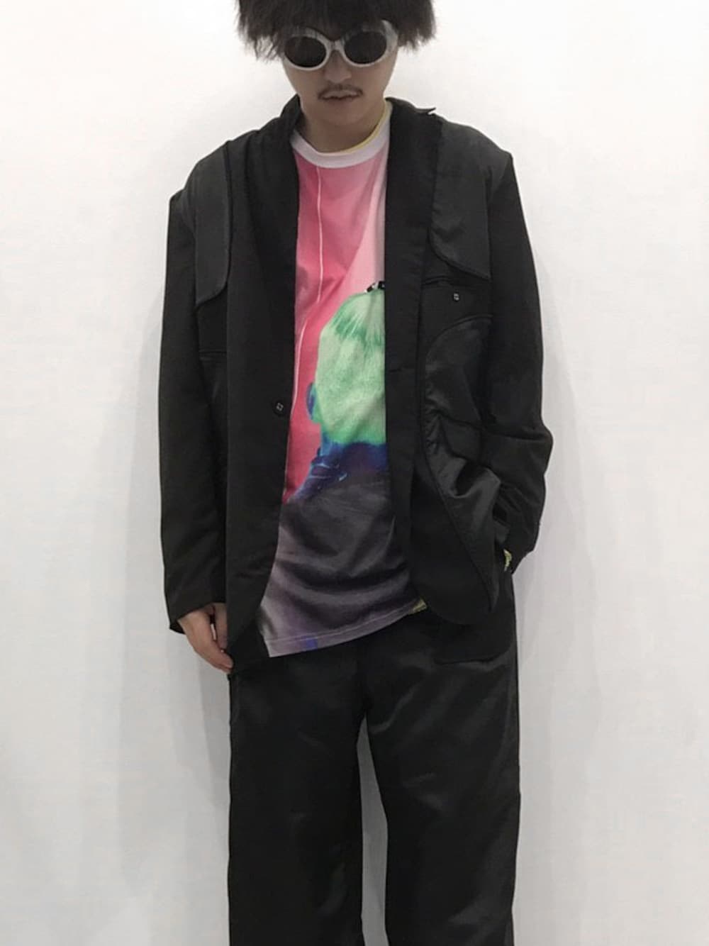 ホワイト系のTシャツ/カットソー、ブラック系のテーラードジャケット、ブラック系のスラックスを着用したメンズの春コーディネートの1枚目の写真