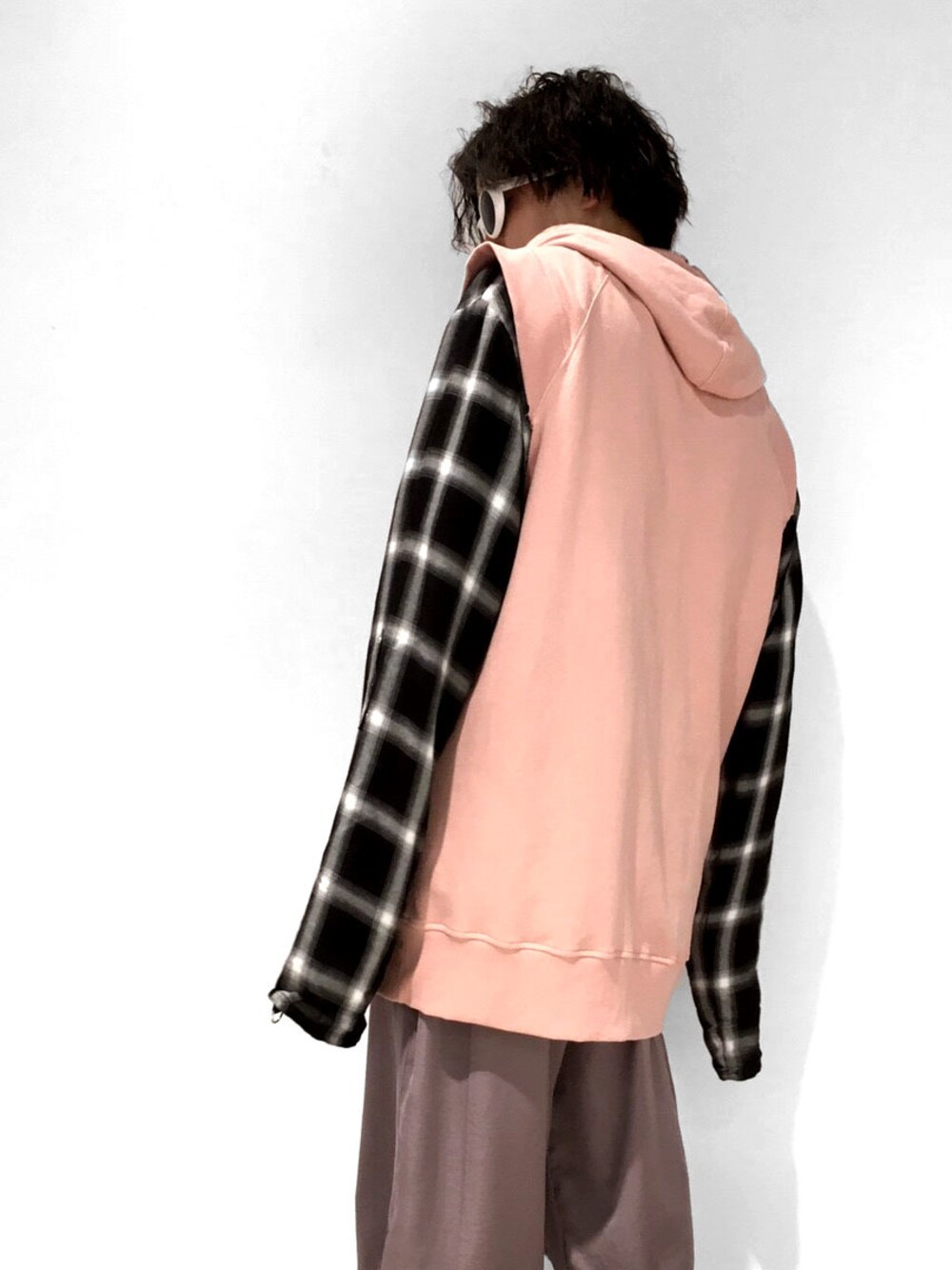 ピンク系のパーカー、ブラック系のTシャツ/カットソー、パープル系のその他パンツを着用したメンズの春コーディネートの1枚目の写真