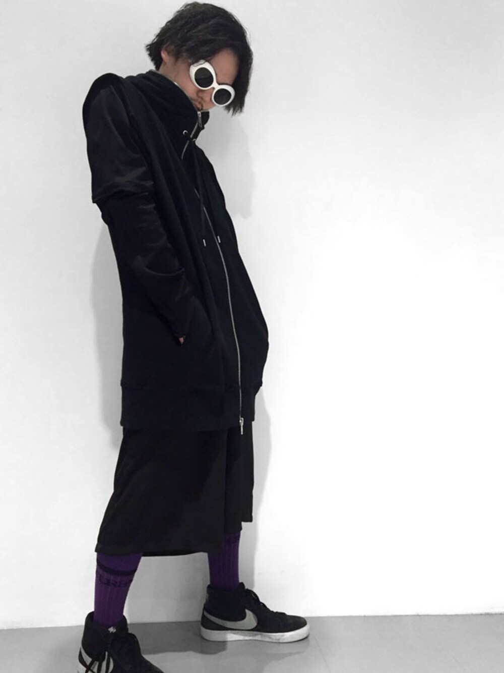 ブラック系のパーカー、ブラック系のTシャツ/カットソー、ブラック系のその他パンツを着用したメンズの春コーディネートの1枚目の写真