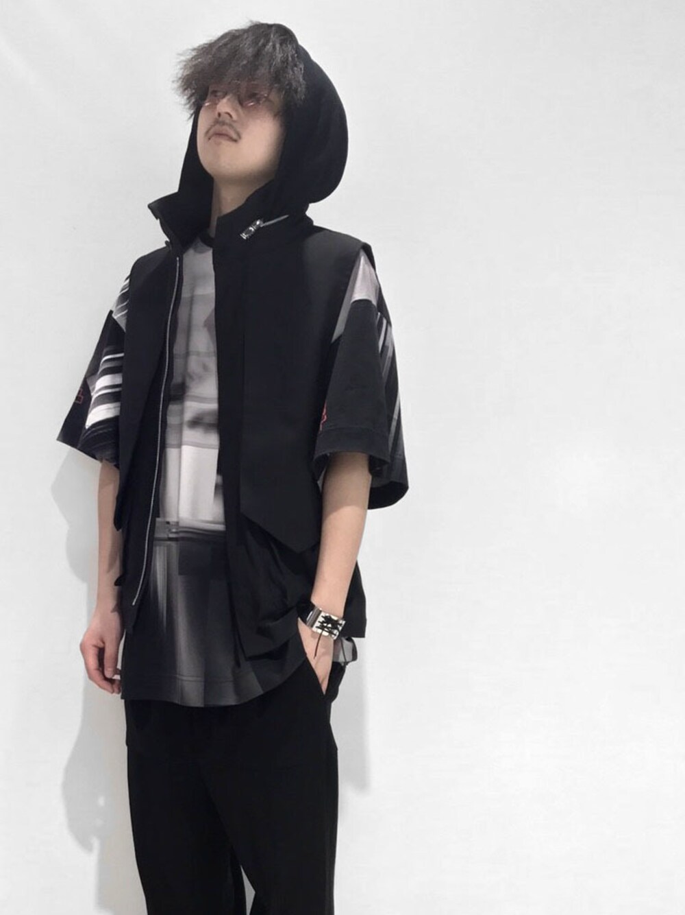 「ビッグシルエット、Tシャツ、シルバー、モノトーン、モード、モノクロ、モードストリート、モノトーンコーデ、シルバーアクセサリー、2017ss」｜「MUZEのMUZE - GRAPHIC BIG TEE (ALISA)（Tシャツ/カットソー、ホワイト系）」を使った、PLANNET by H>FRACTALさん（メンズ・170cm）の春コーディネートの1枚目の写真