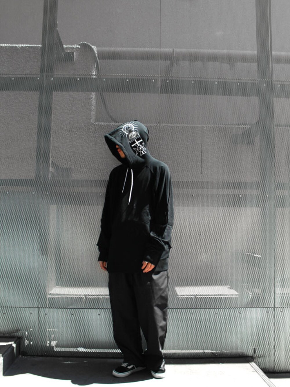 「PARADOX、ストリート、オールブラック、オーバーサイズ、H＞FRACTAL、PLANNET by H>FRACTAL

」｜「PARADOXのURA PULL PARKA (BLACK)（パーカー、ブラック系）」を使った、PLANNET by H>FRACTALさん（メンズ・178cm）の春コーディネートの1枚目の写真