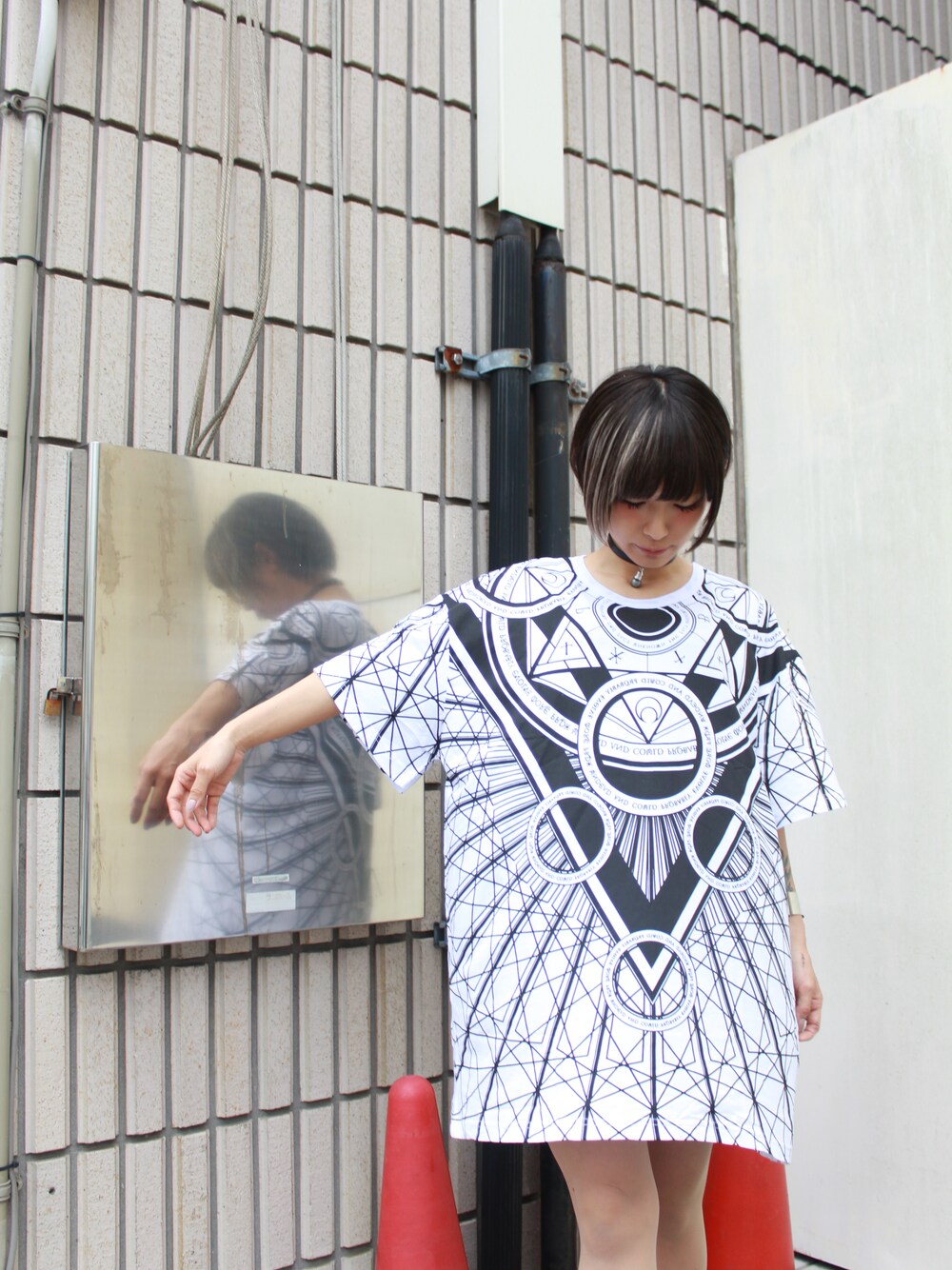 ホワイト系のTシャツ/カットソー、ブラック系のチョーカーを着用したレディースの夏コーディネートの1枚目の写真