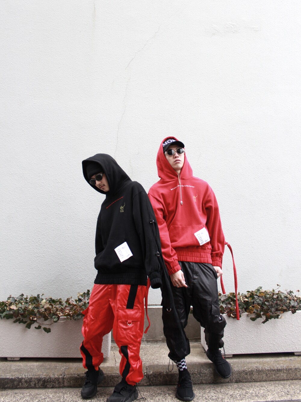 ブラック系のパーカー、レッド系のパーカー、ブラック系のその他パンツを着用したメンズの春コーディネートの1枚目の写真