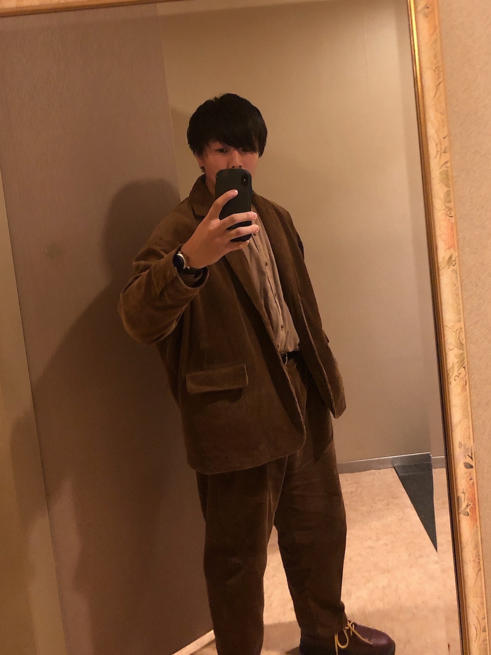 「シンプルコーデ、きれいめカジュアル、ビックシルエット、アキフユコーデ、コーデュロイ、フリークスストア(FREAK'S STORE)」｜「FREAK'S STOREのアイテム（セットアップ、ブラウン系）」を使った、替え玉無料さん（メンズ・176cm）の秋コーディネートの1枚目の写真