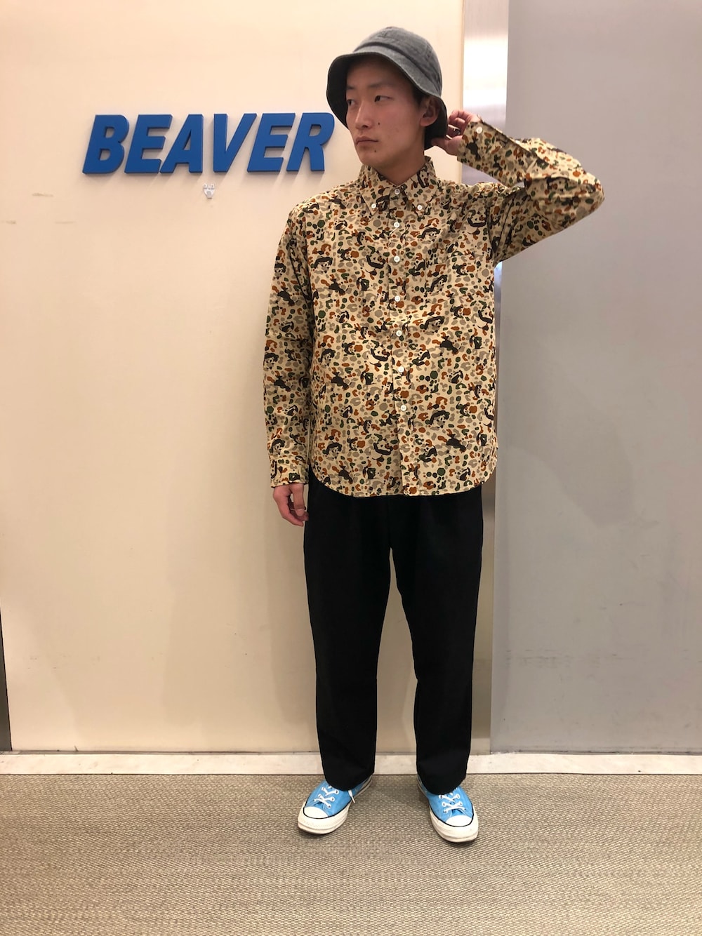 「poler、バケットハット、迷彩柄、ボタンダウンシャツ、チノパン、マナスタッシュ、converse、シンプルコーデ、はるコーデ、平成最後」｜「BEAVERのTHE SHARKEY'S GALLERY/ザシャーキーズギャラリー　パンダメイサイ/柄シャツ（シャツ/ブラウス、ベージュ系）」を使った、Tsukaさん（メンズ・170cm）の春コーディネートの1枚目の写真
