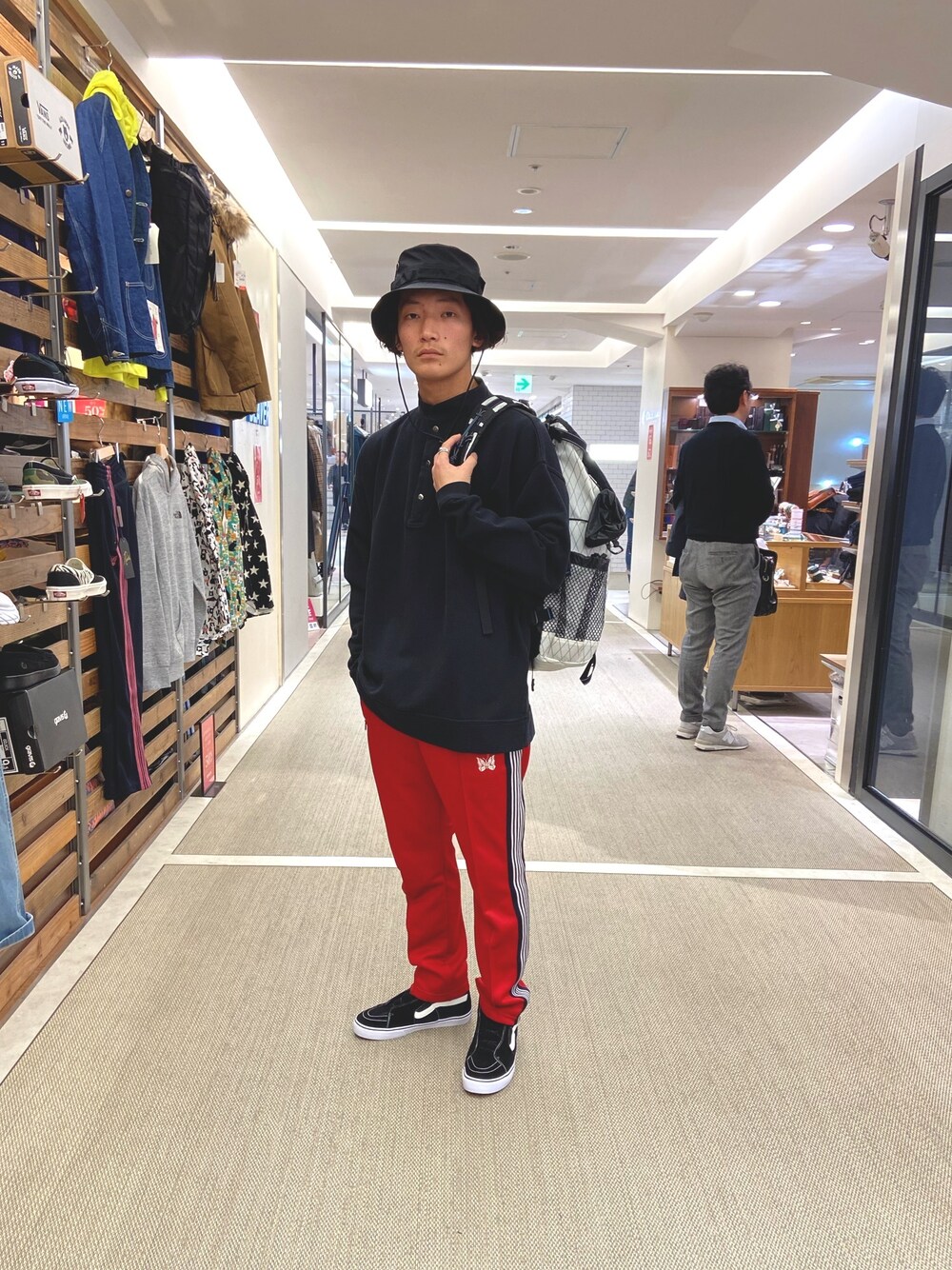 「おしゃれさんと繋がりたい、アウトドアスタイル、スケータースタイル、NEW ERA、MANASTASH、スウェット、NEEDLES、トラックパンツ、VANS、バックパック」｜「CHUMSのCHUMS/チャムス　Hurricane Top Original/ハリケーントップオリジナル/トップス/スウェット（スウェット、ブラック系）」を使った、Tsukaさん（メンズ・170cm）の冬コーディネートの1枚目の写真