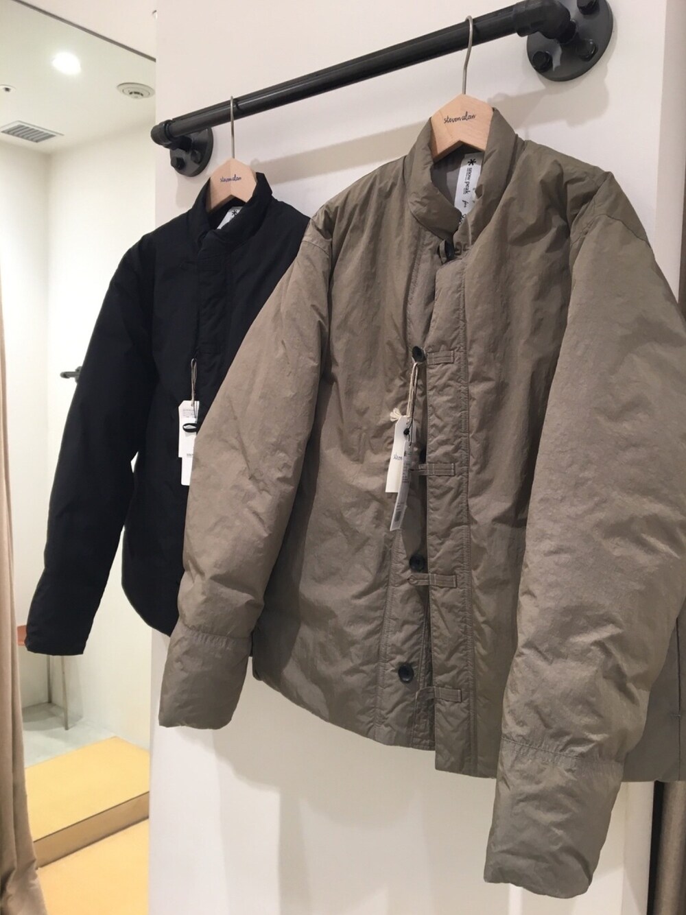 「Snow Peakの【Pre Order】＜snow peak×Steven Alan＞CHINA DOWN JACKET/コート（ダウンジャケット/コート、ブラウン系）」を使った、栞さん（レディース・167cm）の秋コーディネートの1枚目の写真