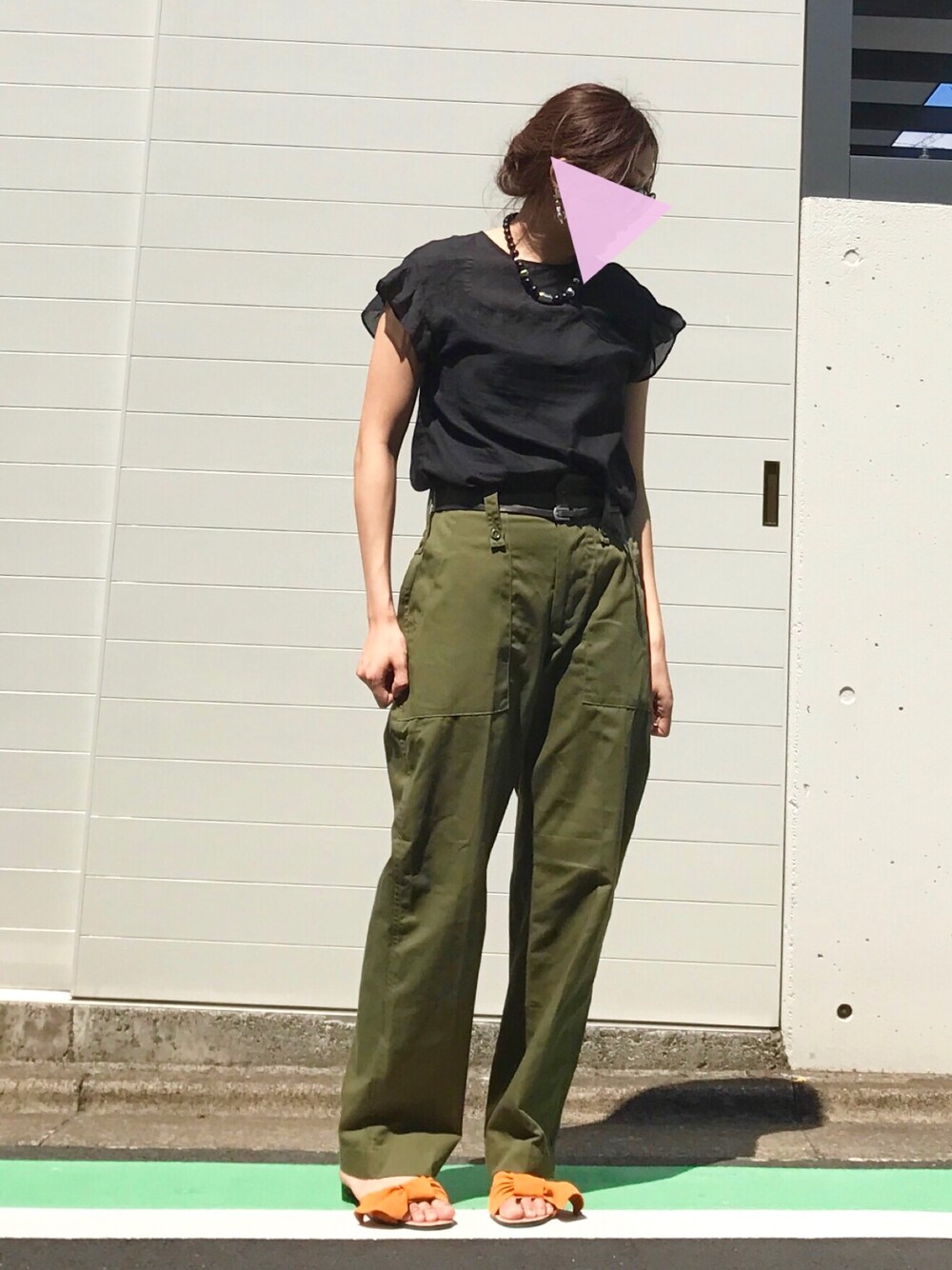 「大人ガーリー、大人カジュアル、ビンテージ、vintage、カーキ、カーキパンツ、黒フリル、サンダル、黒×カーキ」｜「VINTAGEのアイテム（ネックレス、ブラック系）」を使った、micha.x.!さん（レディース・160cm）の夏コーディネートの1枚目の写真