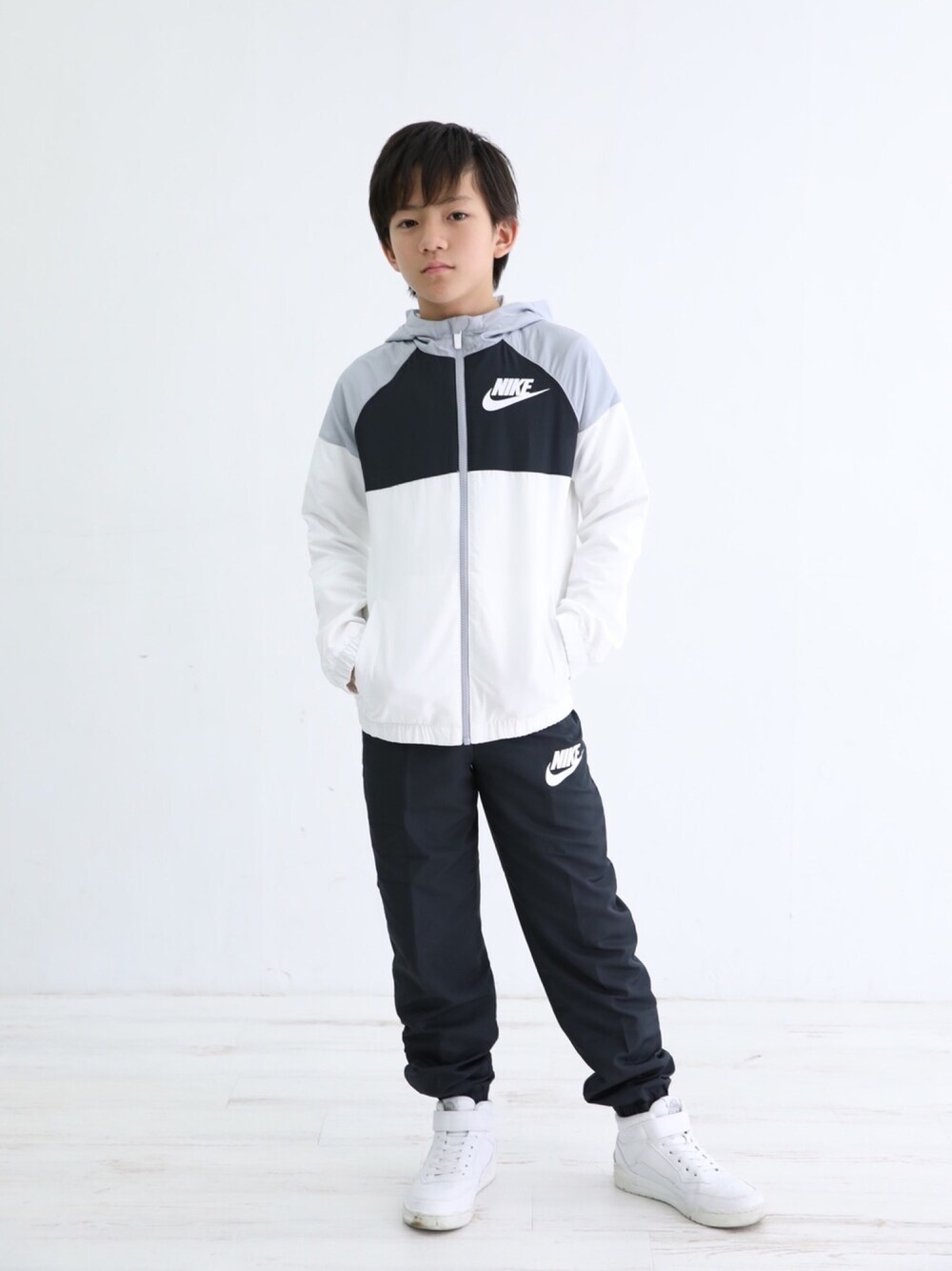 「NIKE、セットアップ、ラクチンコーデ、12歳」｜「StompStampのNIKE/ナイキ トラックスーツ　ホワイト（その他アウター、ホワイト系）」を使った、ken-ri-miiさん（キッズ・142cm）の春コーディネートの1枚目の写真