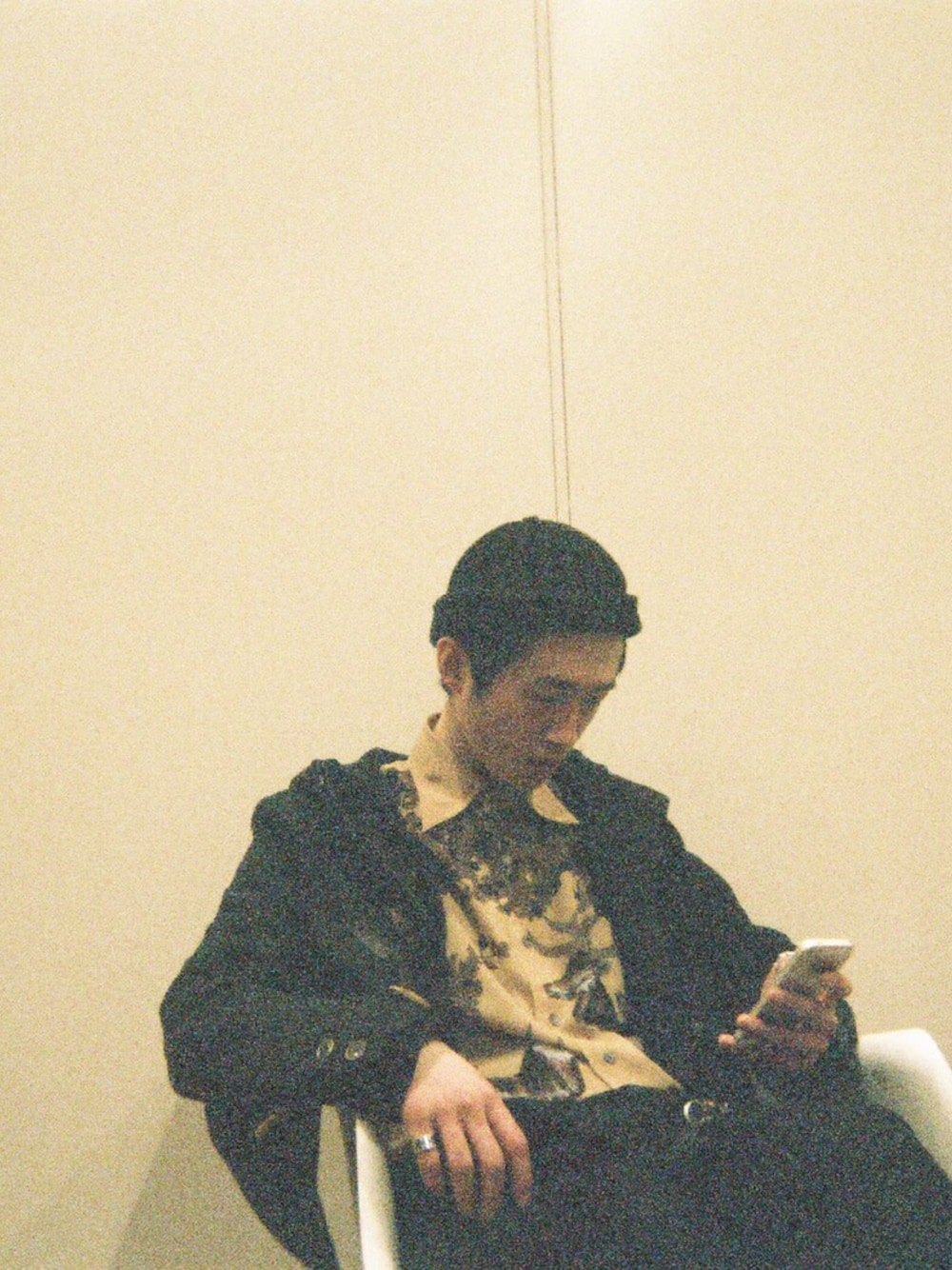 「柄シャツ、黒、ニット、古着」｜「しまむらのアイテム（ニットキャップ/ビーニー、ブラック系）」を使った、聖さん（メンズ・173cm）の秋コーディネートの1枚目の写真