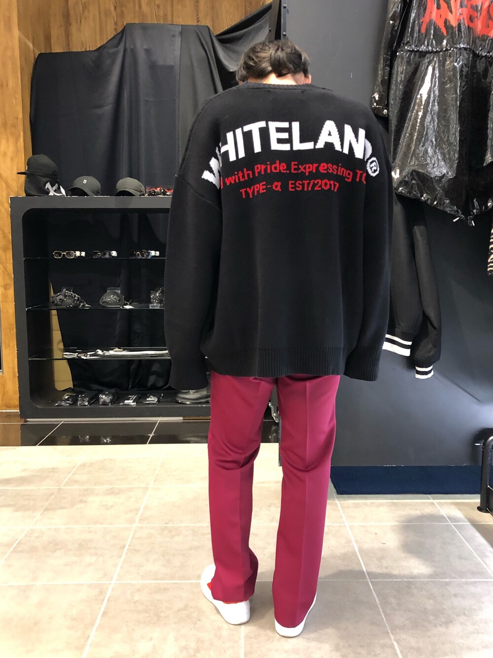 「スニーカー、LHP、原宿、大人カジュアル、soe、シンプルコーデ、カジュアルコーデ、秋コーデ、WHITELAND BLACKBURN、LHP原宿」｜「WHITELANDのWHITELAND/ホワイトランド/BIGロゴカーディガン（カーディガン/ボレロ、ブラック系）」を使った、natsushiさん（メンズ・175cm）の秋コーディネートの1枚目の写真