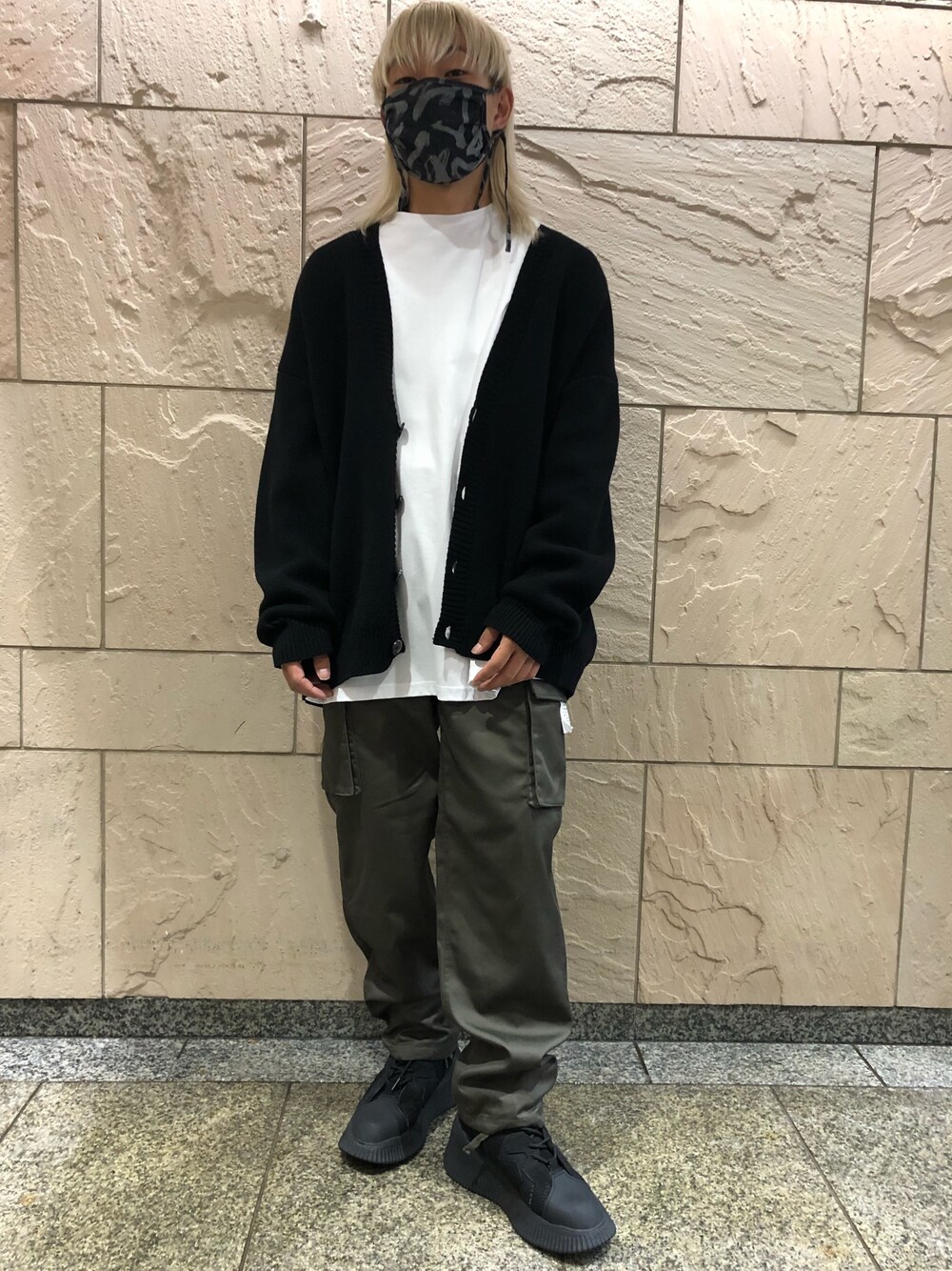 「シンプル、秋のコーデ、ストリート、LHP、原宿、レイヤードスタイル、オーバーサイズ、Danke schon、WHITELAND BLACKBURN、LHP原宿」｜「WHITELANDのWHITElAND/ホワイトランド/ラインロゴカーディガン（カーディガン/ボレロ、ブラック系）」を使った、natsushiさん（メンズ・175cm）の秋コーディネートの1枚目の写真