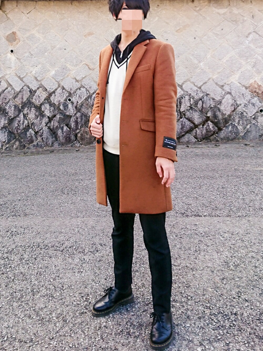 「冬コーデ、きれいめカジュアル、チェスターコート、スラックス、Dr.Martens、チルデンニット、リトルデーモンパーカー、ラブライブ！サンシャイン‼︎」｜「SHIPS JET BLUEのSHIPS JET BLUE: THERMOLITE メルトン チェスターコート◇（チェスターコート、ブラウン系）」を使った、りぃくんさん（メンズ・173cm）の冬コーディネートの1枚目の写真