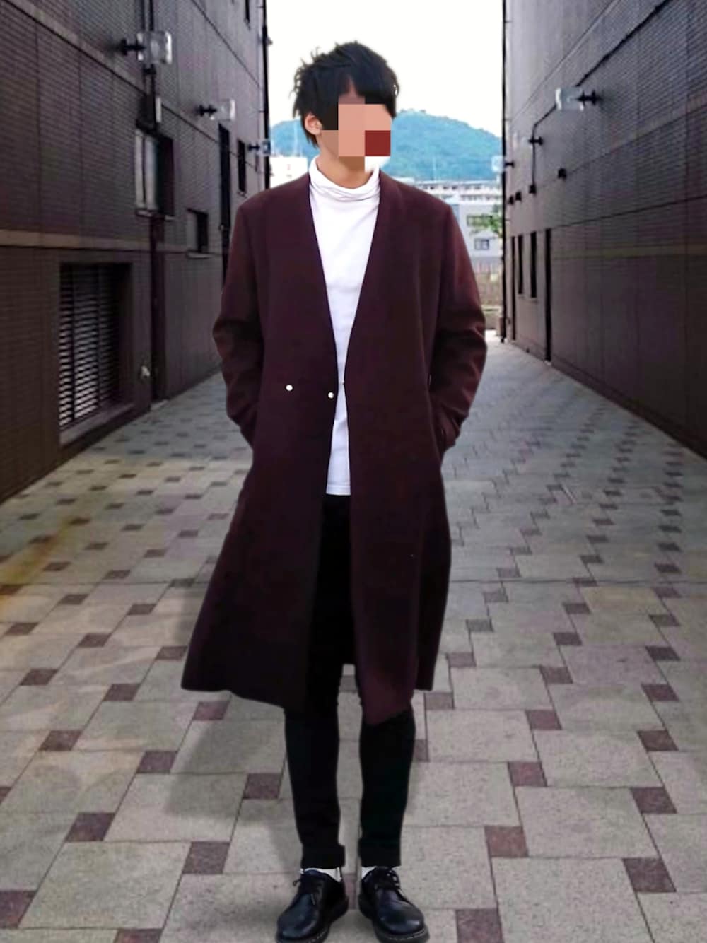 レッド系のチェスターコート、ホワイト系のTシャツ/カットソー、ブラック系のその他パンツを着用したメンズの冬コーディネートの1枚目の写真