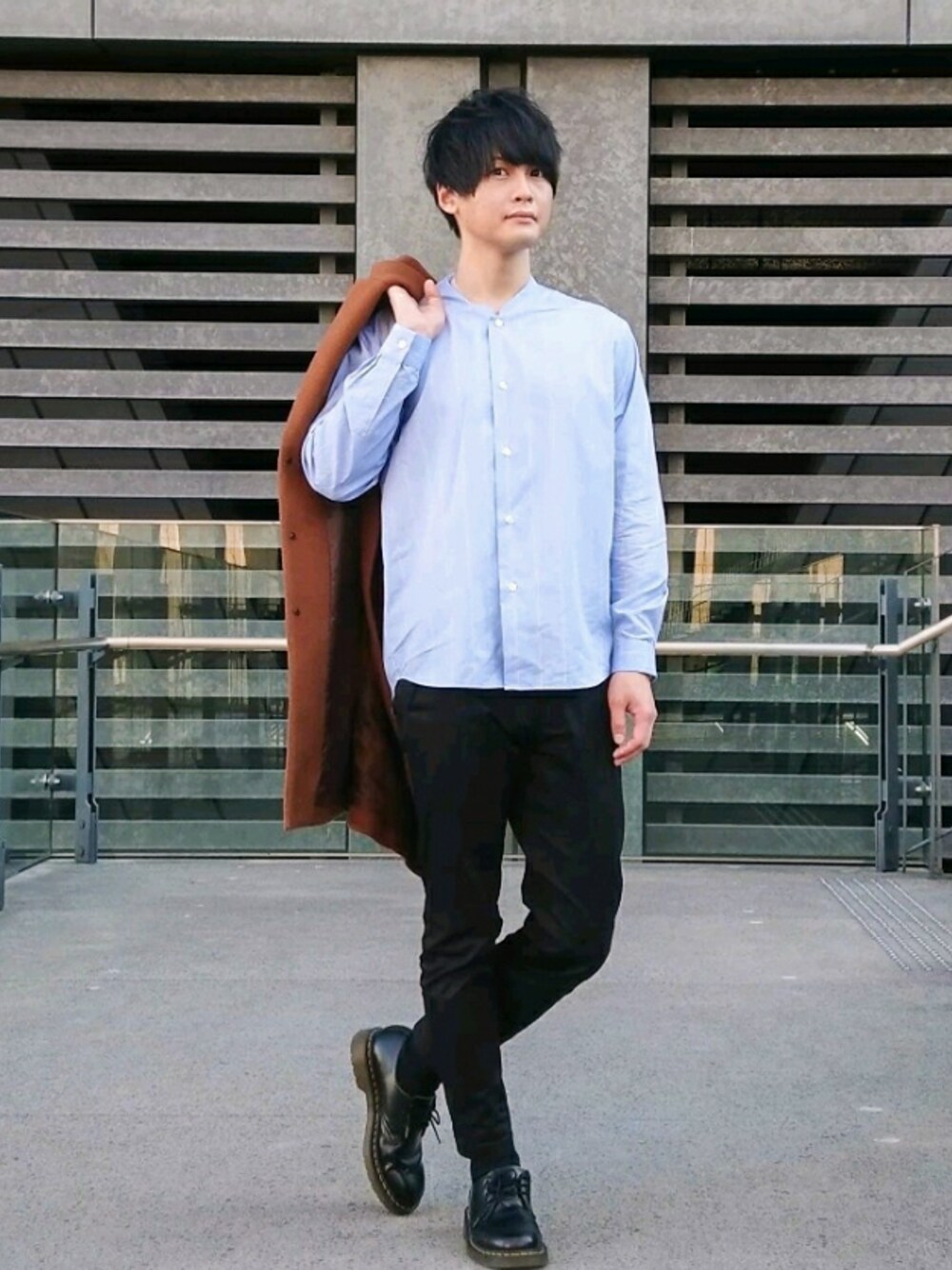 ブルー系のシャツ/ブラウス、ブラック系のチノパンツ、ブラック系のドレスシューズを着用したメンズの冬コーディネートの1枚目の写真