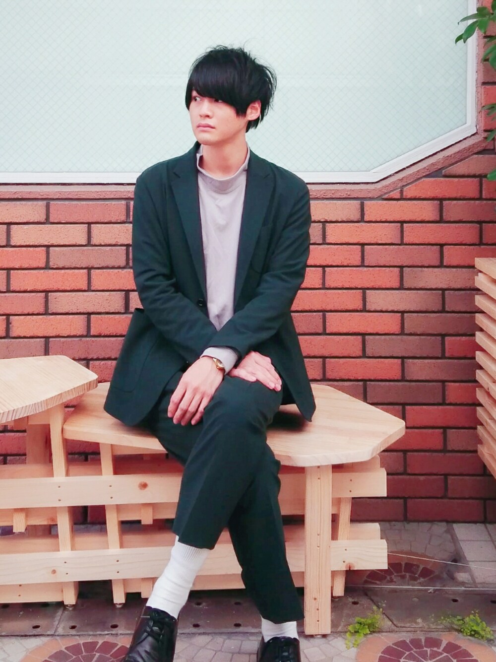 グレー系のTシャツ/カットソー、グリーン系のスラックス、グリーン系のテーラードジャケットを着用したメンズの秋コーディネートの1枚目の写真