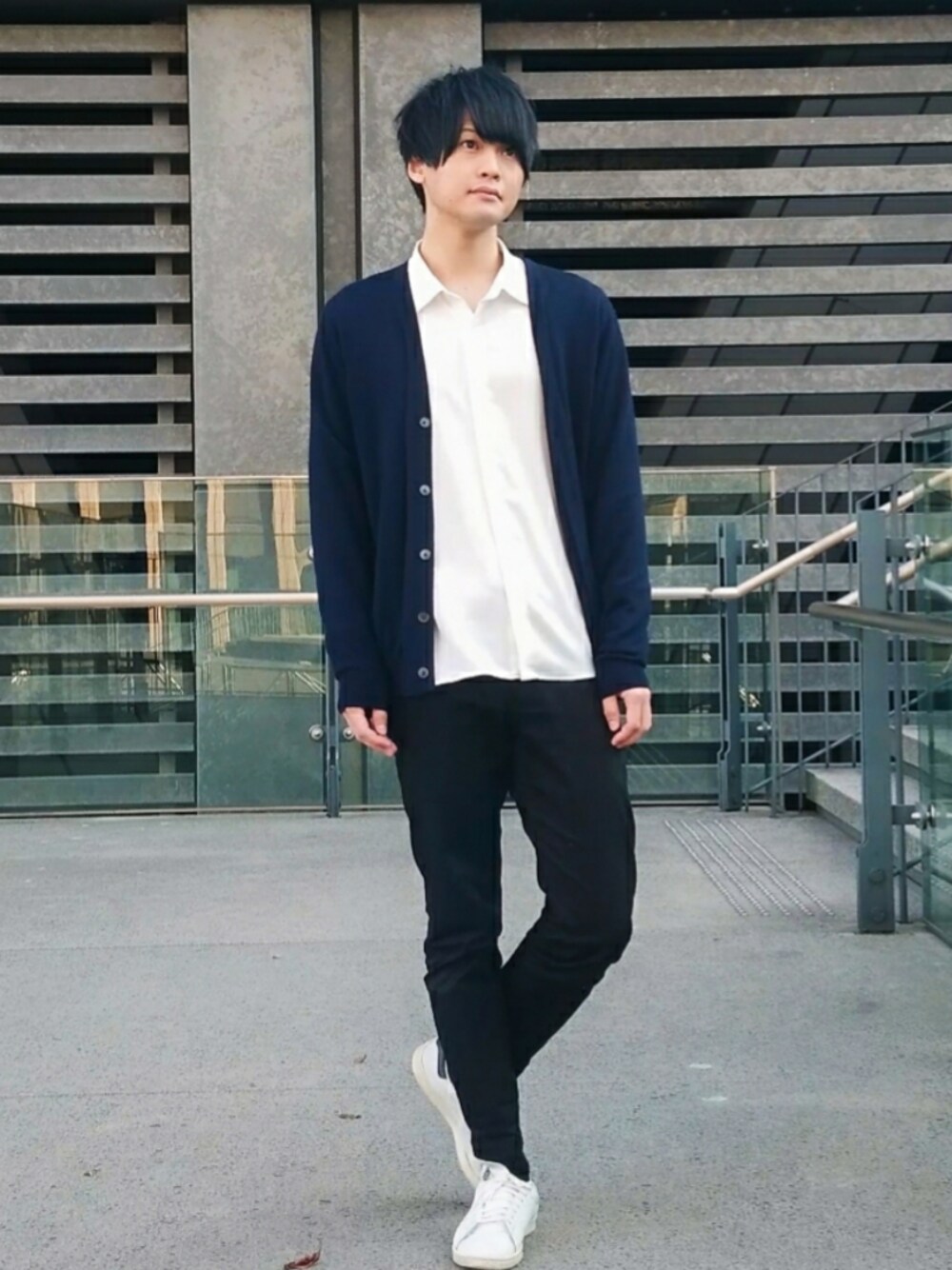 ホワイト系のスニーカー、ホワイト系のシャツ/ブラウス、ブラック系のチノパンツを着用したメンズの春コーディネートの1枚目の写真