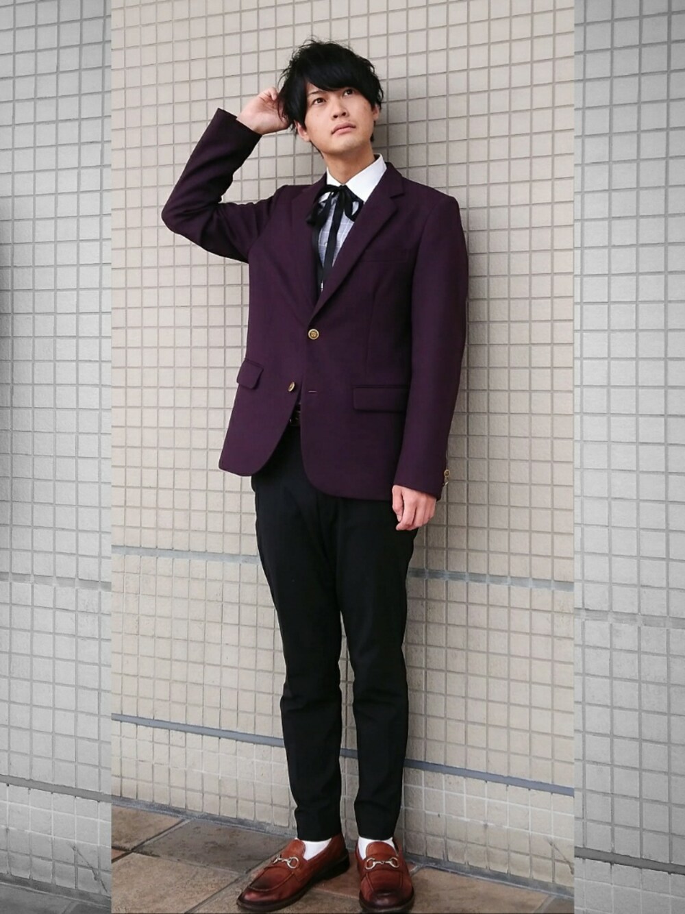 ブラック系のスラックスを着用したメンズの春コーディネートの1枚目の写真