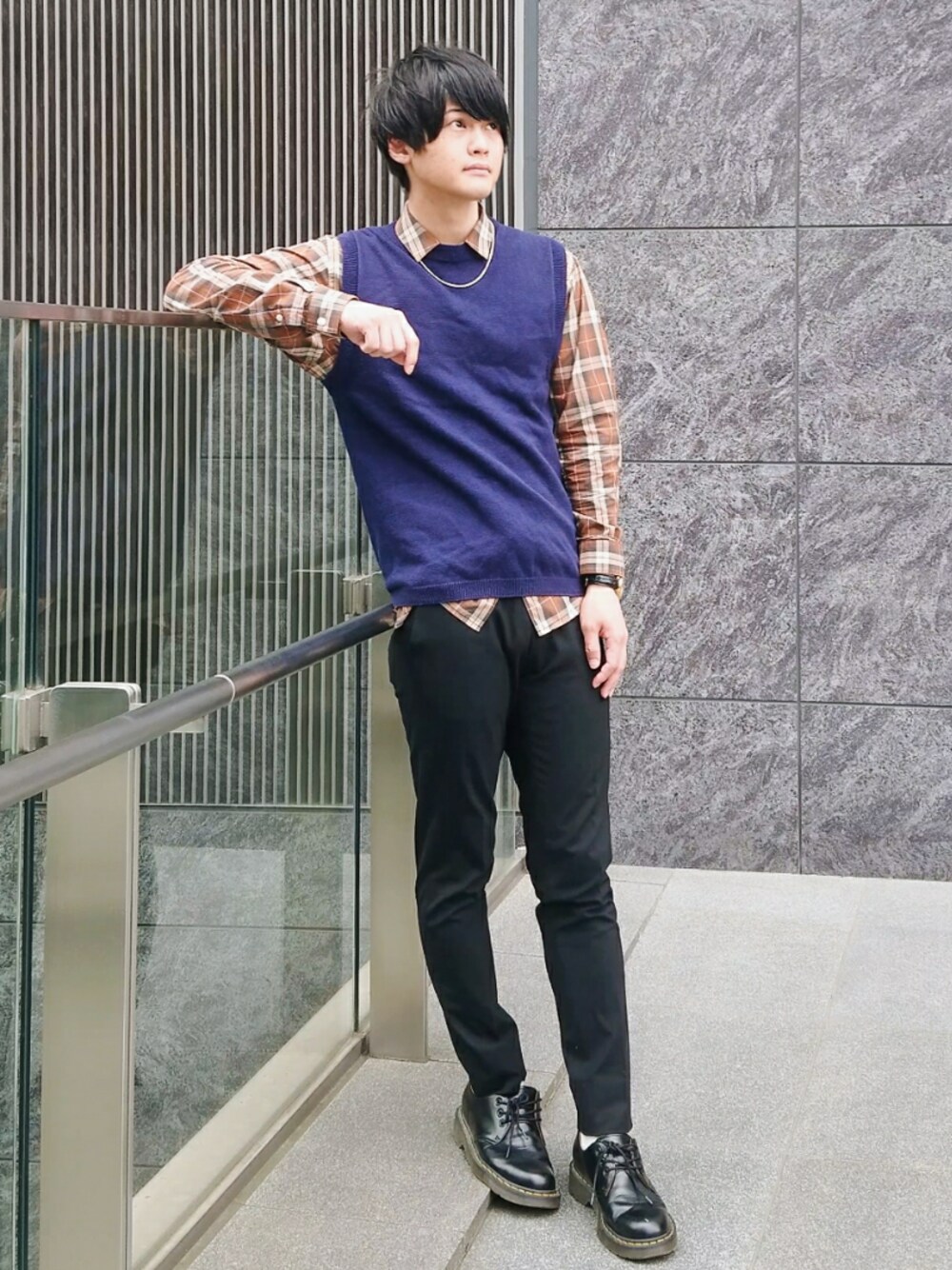 ブラウン系のシャツ/ブラウス、ブルー系のベスト、ブラック系のドレスシューズを着用したメンズの夏コーディネートの1枚目の写真