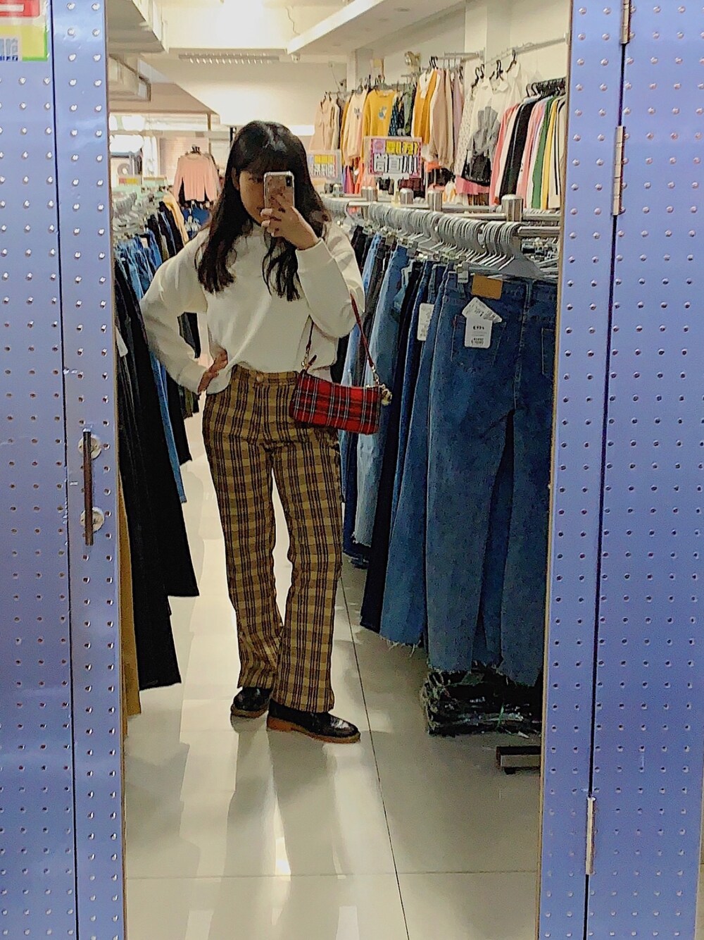 その他のショルダーバッグ、ホワイト系のパーカー、その他のスマホケース/カバーを着用したレディースの春コーディネートの1枚目の写真