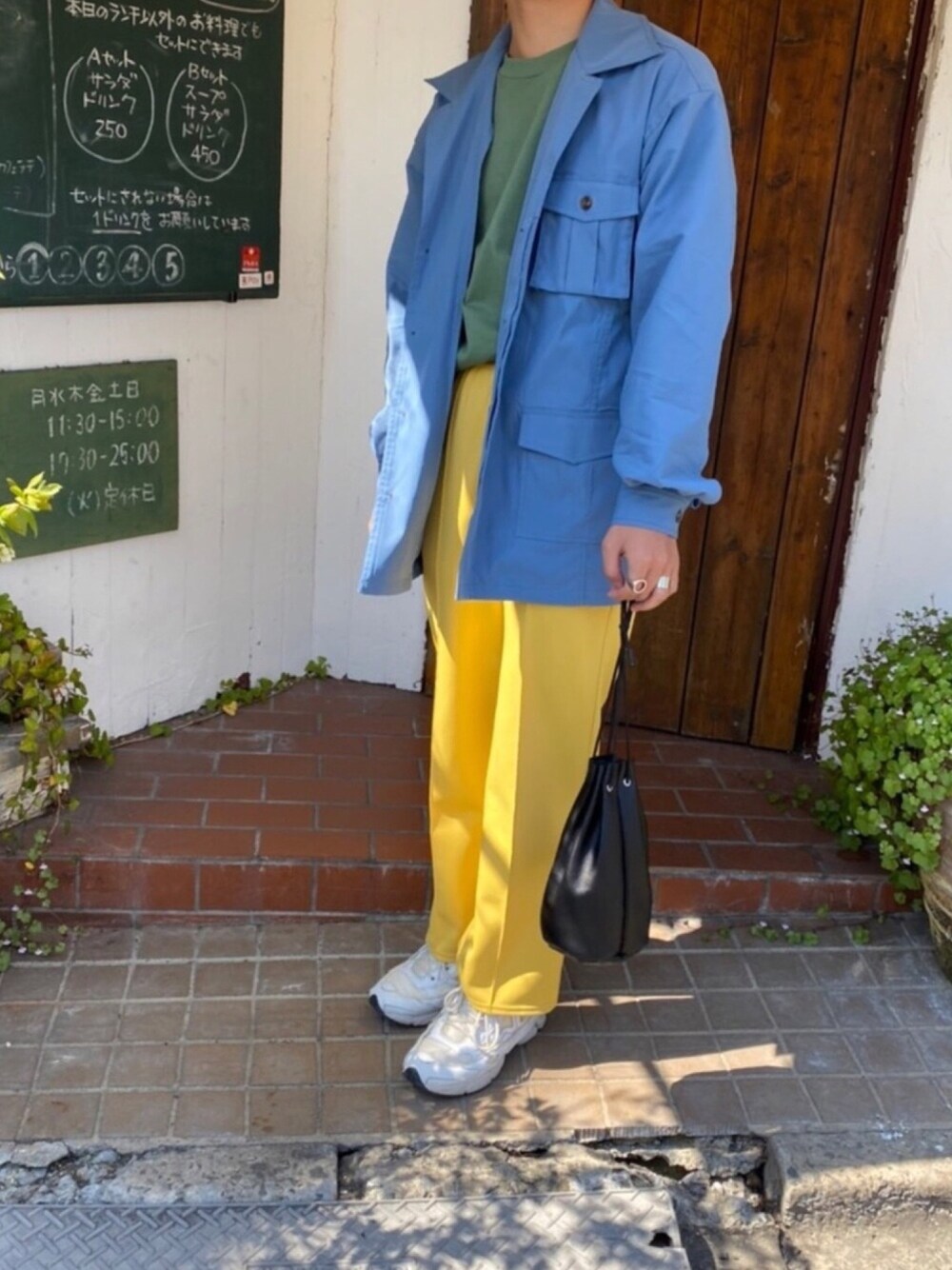 「大人コーデ、スニーカー、おしゃれさんと繋がりたい、カラフル、春コーデ」｜「RAF SIMONSのアイテム（スニーカー、ホワイト系）」を使った、S H O K Iさん（メンズ・170cm）の春コーディネートの1枚目の写真
