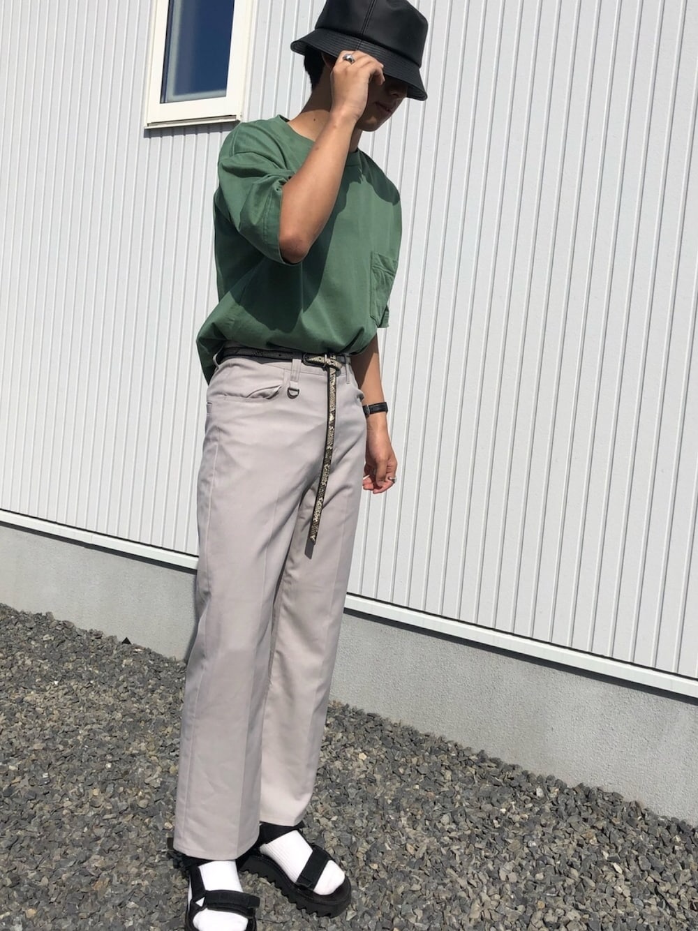 「おしゃれさんと繋がりたい、春夏コーデ、パイソン柄、ビッグシルエット、サンダル、カジュアル、白パンツ、タックイン、Tシャツ、バケットハット」｜「MONKEY TIMEの＜monkey time＞ TW TWILL TROUSER/トラウザーズ（スラックス、ベージュ系）」を使った、S H O K Iさん（メンズ・170cm）の春コーディネートの1枚目の写真