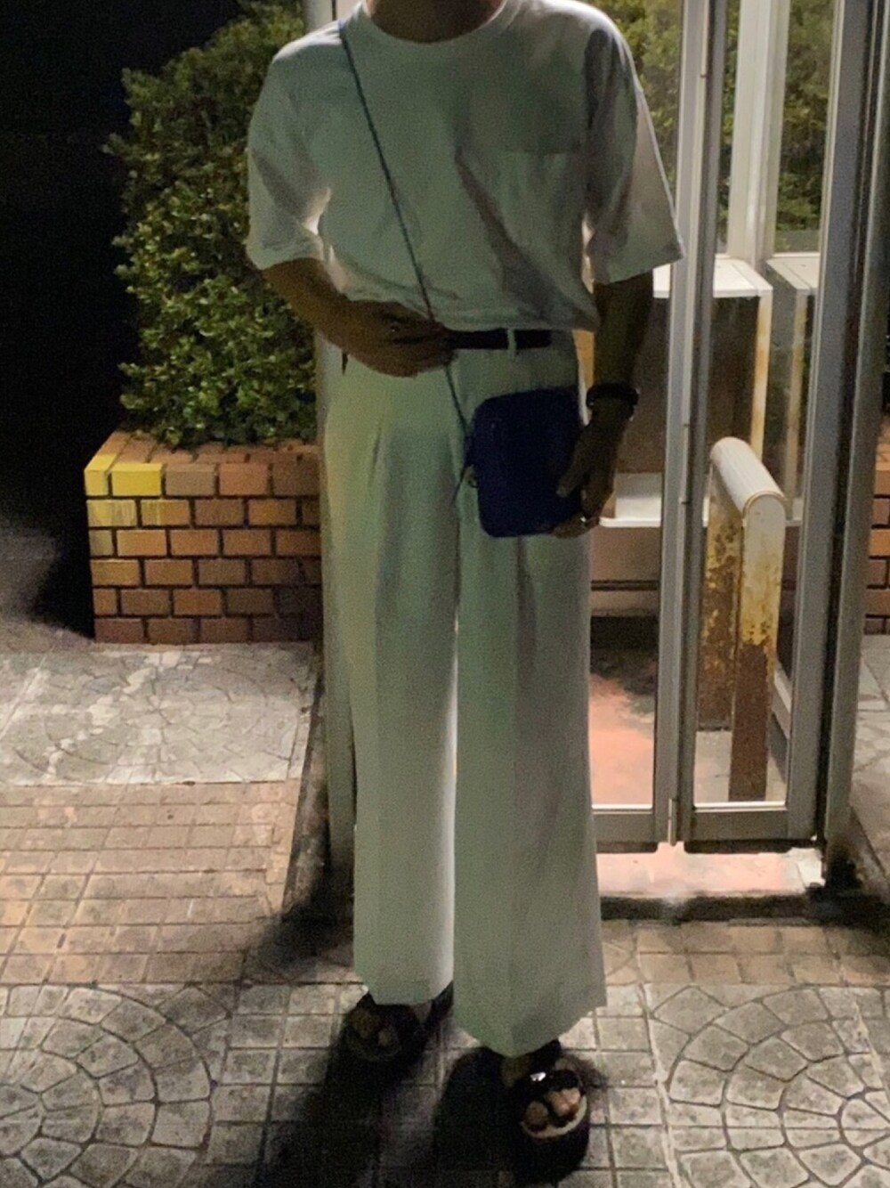 「ビッグシルエット、白Tシャツ、低身長コーデ、休日スタイル、きれいめカジュアル、おしゃれさんと繋がりたい、白パンツ、夏コーデ、サンダル、厚底サンダル」｜「HAREのフレンチツイルWトラウザー(HARE)（その他パンツ、ホワイト系）」を使った、S H O K Iさん（メンズ・170cm）の夏コーディネートの1枚目の写真