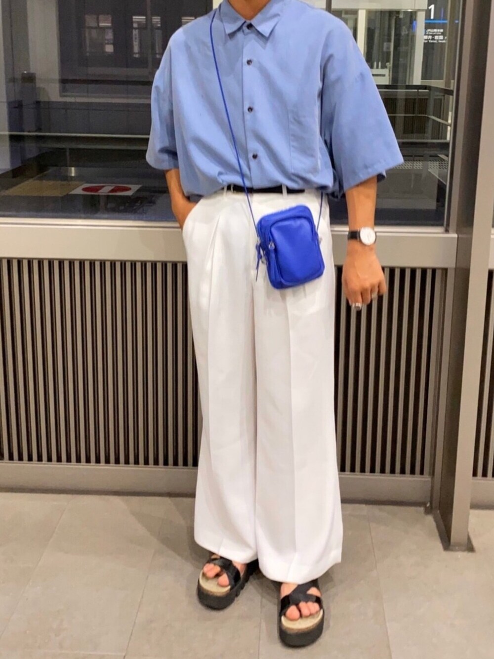 「夏コーデ、お洒落さんとつながりたい、ゆるコーデ、カジュアルコーデ、オトナカジュアル、モノトーン、きれいめカジュアル、シャツ好き集まれ、HARE」｜「HAREのサテンオープンネックシャツ(HARE)（シャツ/ブラウス、ブルー系）」を使った、S H O K Iさん（メンズ・170cm）の夏コーディネートの1枚目の写真